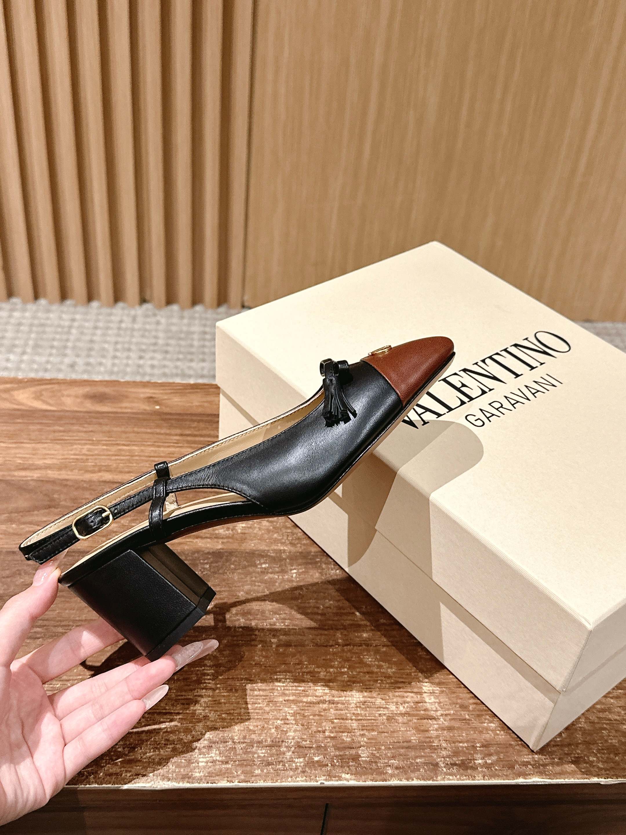 RV - Туфли на толстом каблуке с закрытым носком - Черные