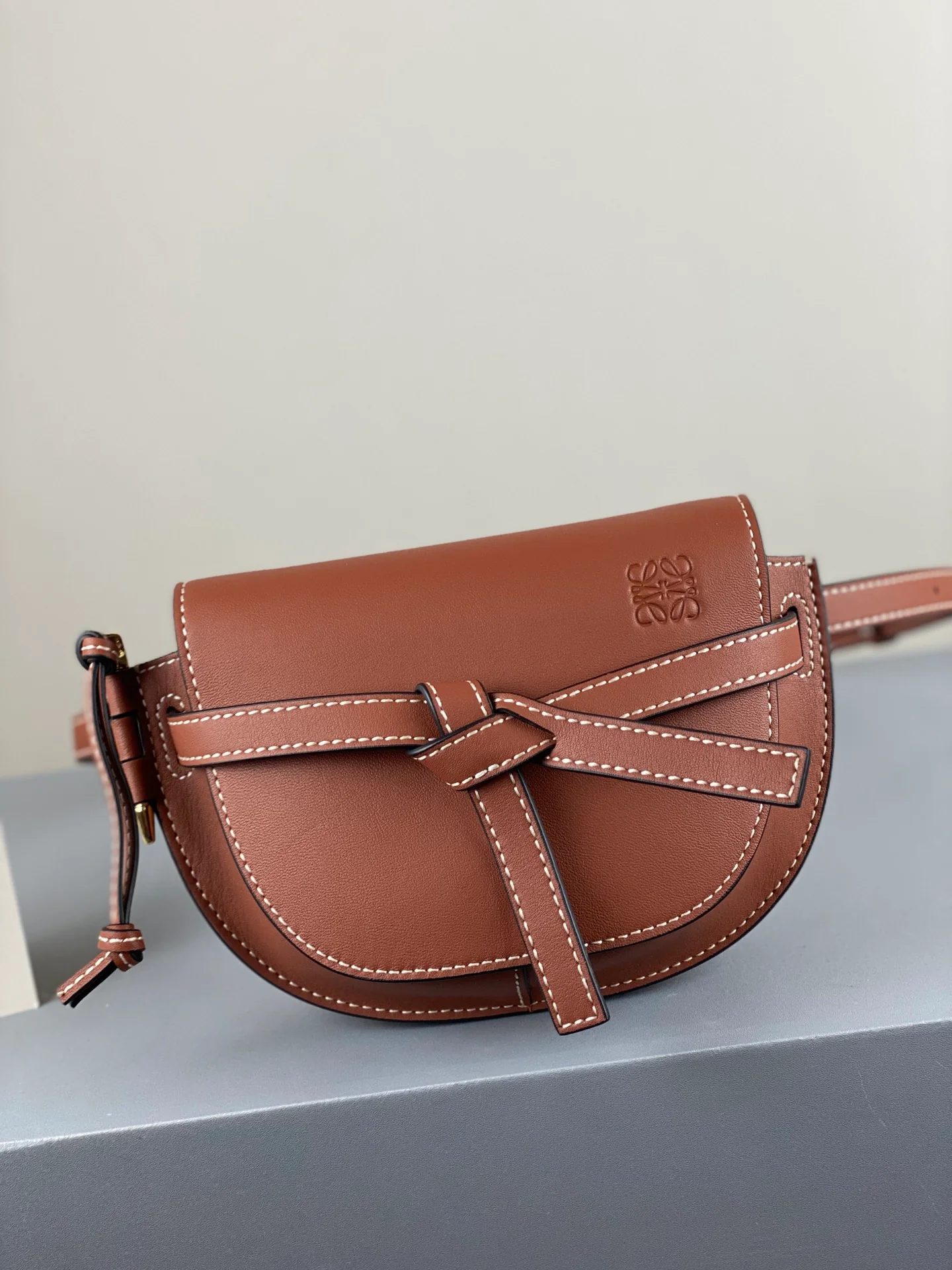 Loewe-gate-mini-21x12-5x9-5-cm-10