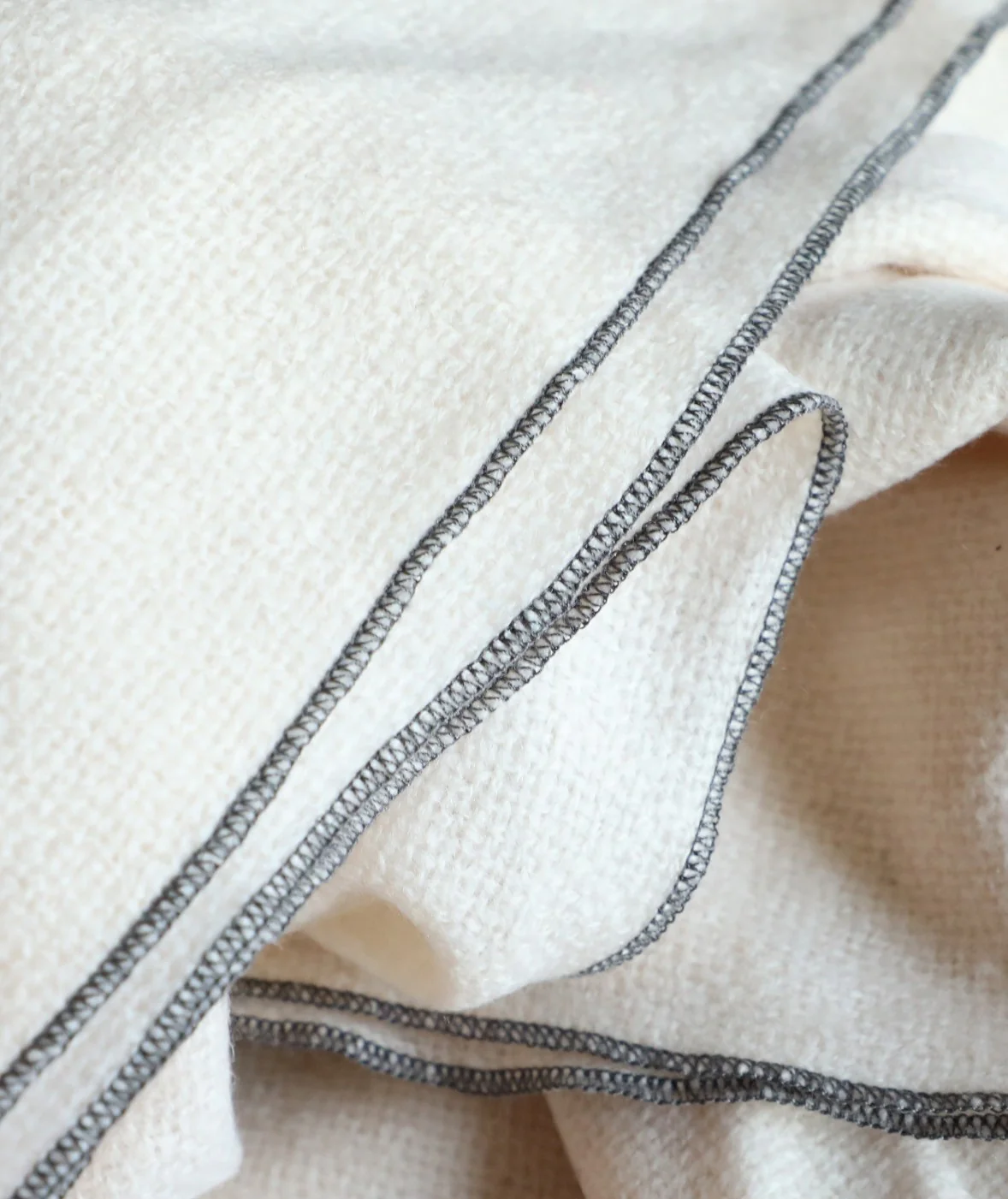 Шарф Chanel с контрастной каймой, 100-200 см, из овечьей шерсти, белый.