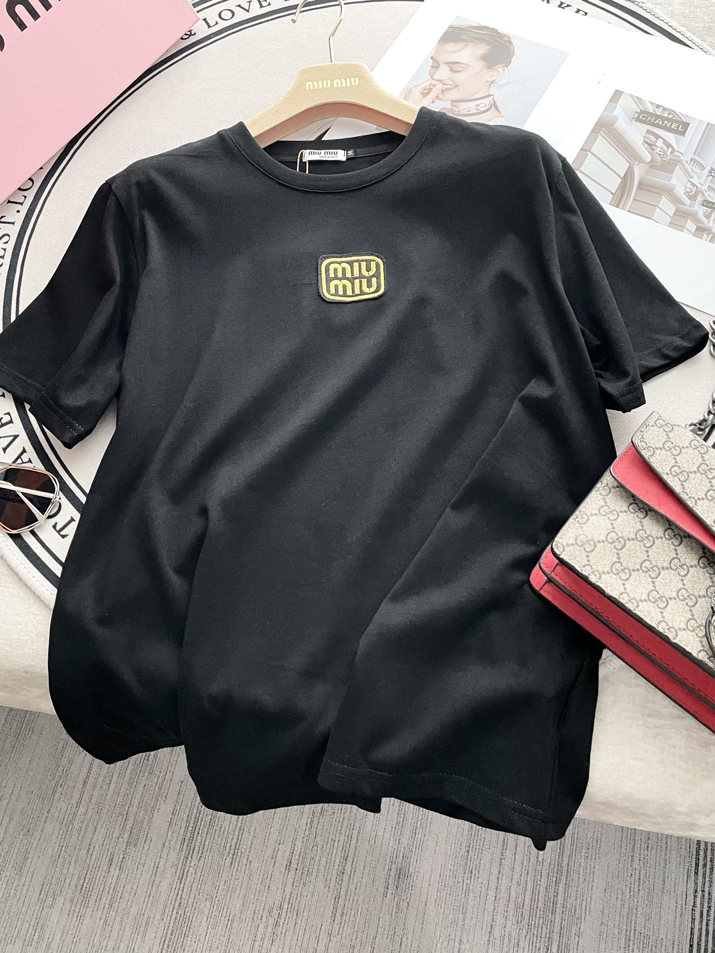 Футболка Miu Miu 2404 с вышитыми буквами и аппликацией, с коротким рукавом, черная.