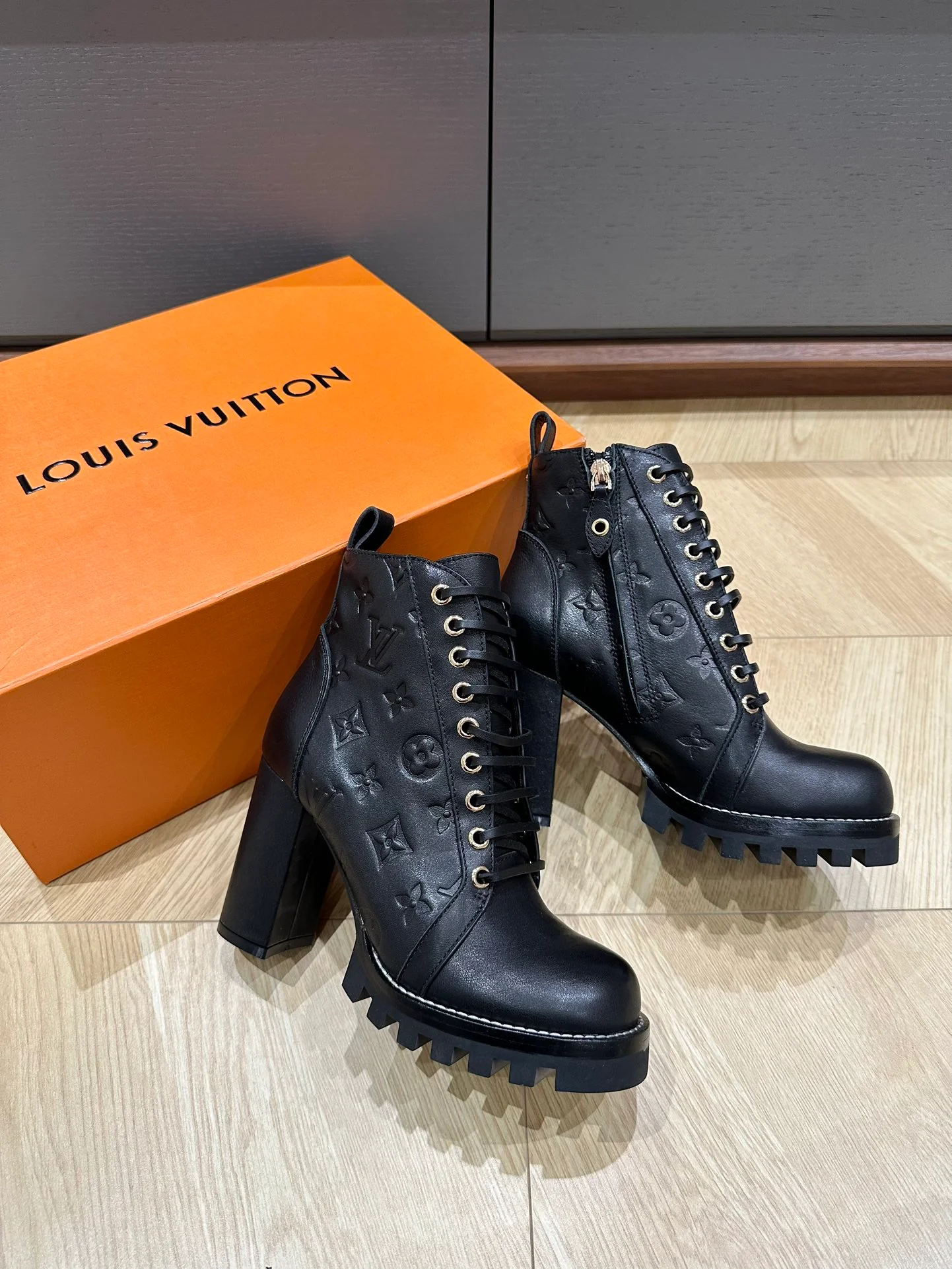 LV-2024 - Ботильоны на высоком каблуке - Черные