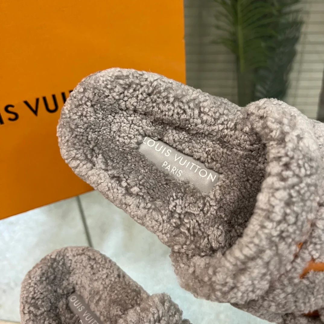Новинка весны 2022 года от LV - Меховые тапочки - Серые