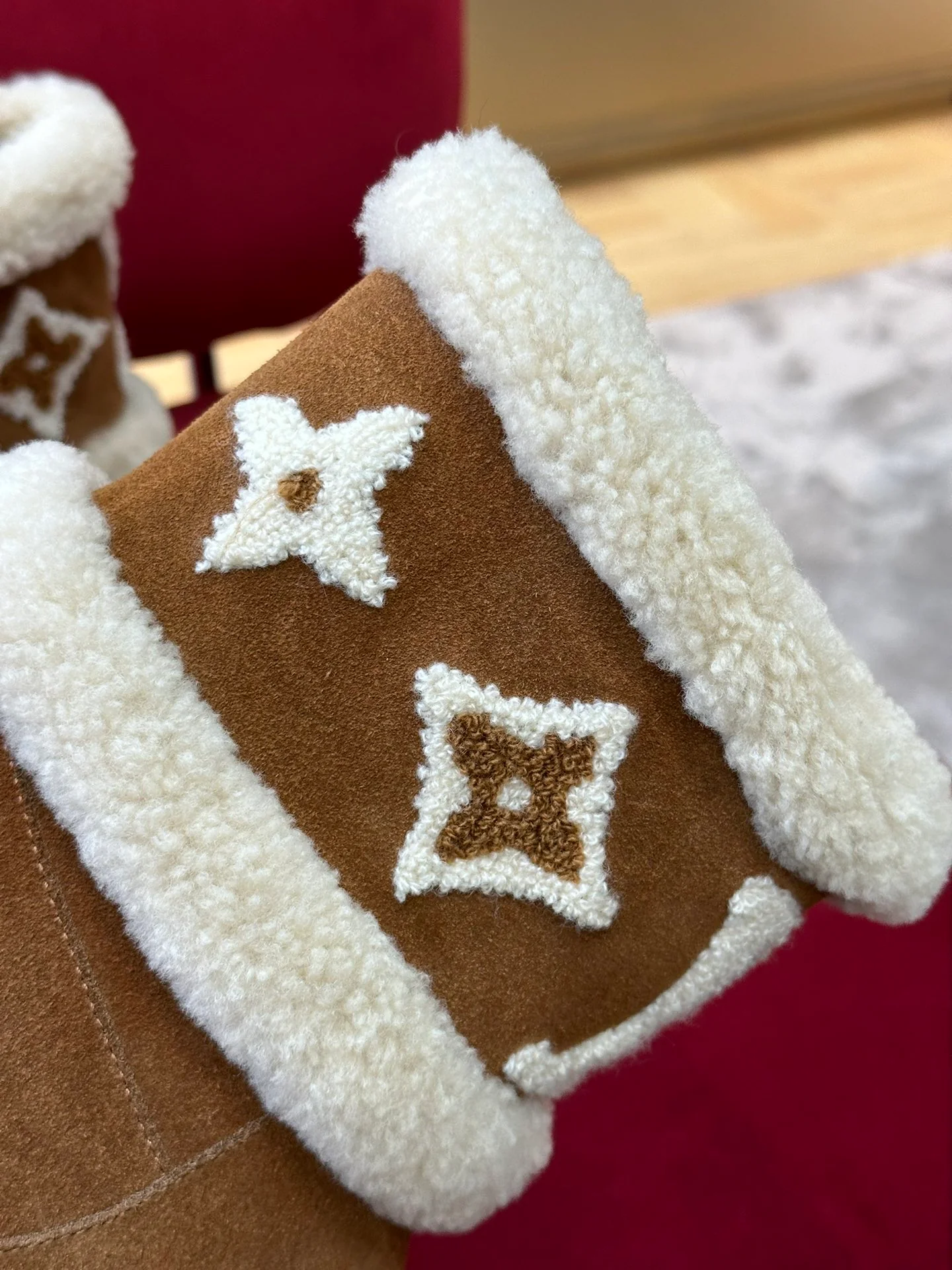 Новинка осенне-зимней коллекции LV 2022 — Снежные сапоги из натуральной овчины — Коричневые — 1 шт.