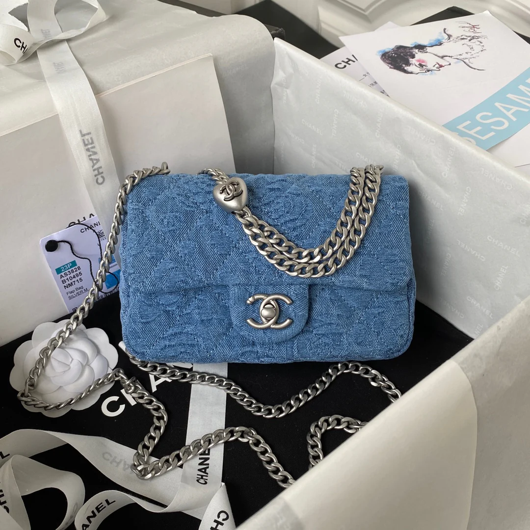 Новинка сезона весна/лето 2023 от Chanel - Сумка для тренировок в форме сердца - CF Bag - Большой размер - Джинсовая ткань
