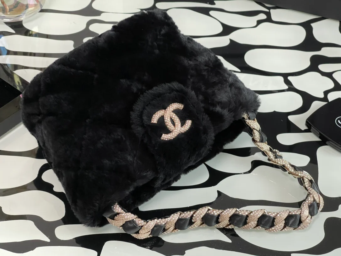 Сумка Chanel из овчины с цепочкой и бриллиантами - 1