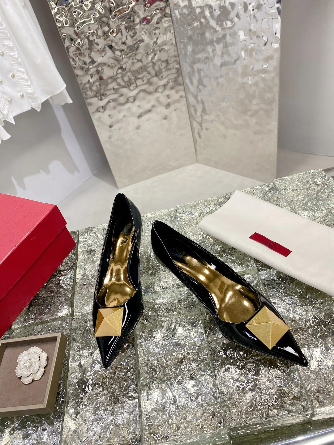 Valentino - Новинка начала осени 2022 года - Туфли на среднем каблуке с заклепками