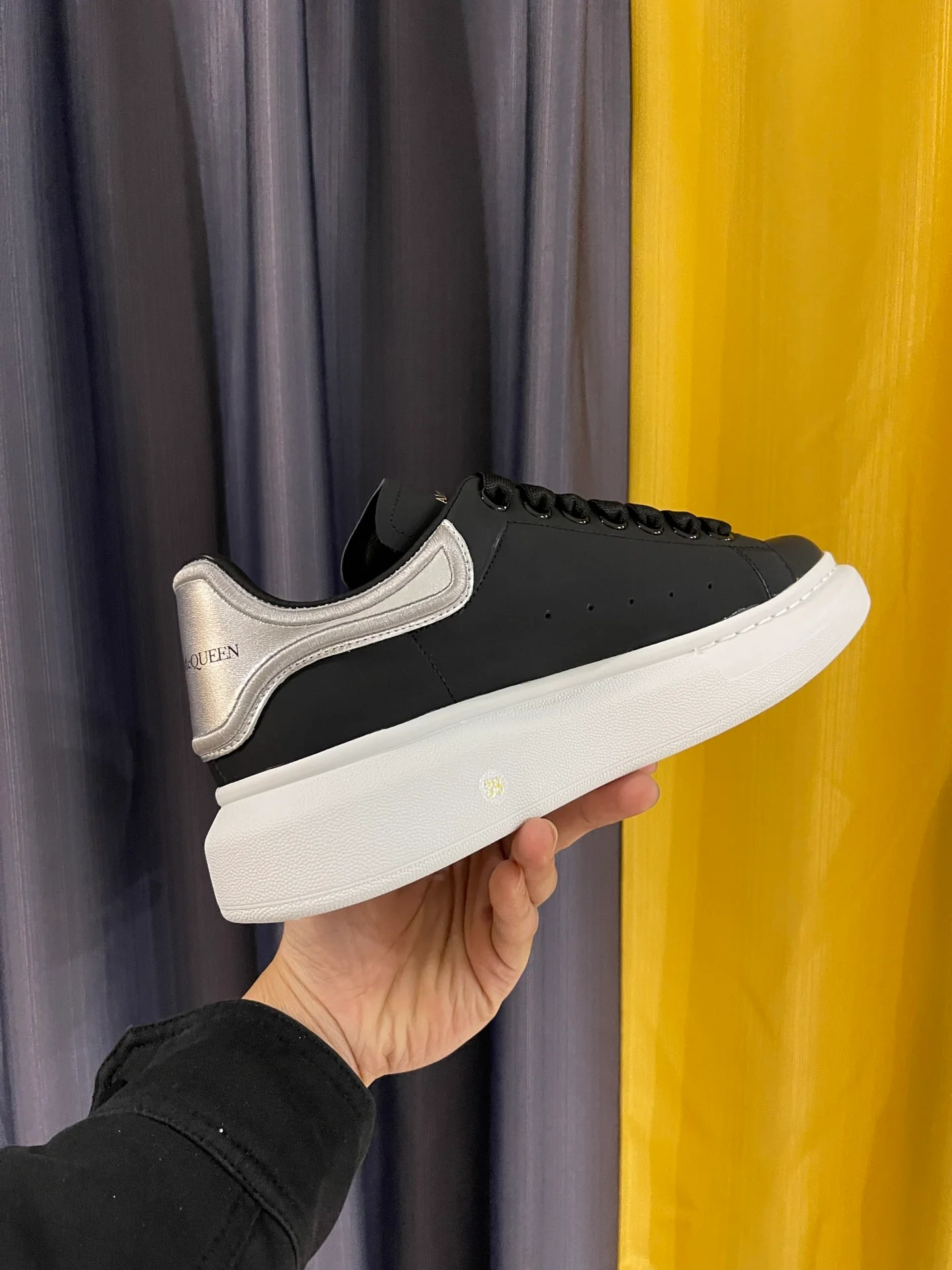 Классические белые кроссовки McQueen - унисекс - черные с вышитой серебристой задней частью - премиум-издание