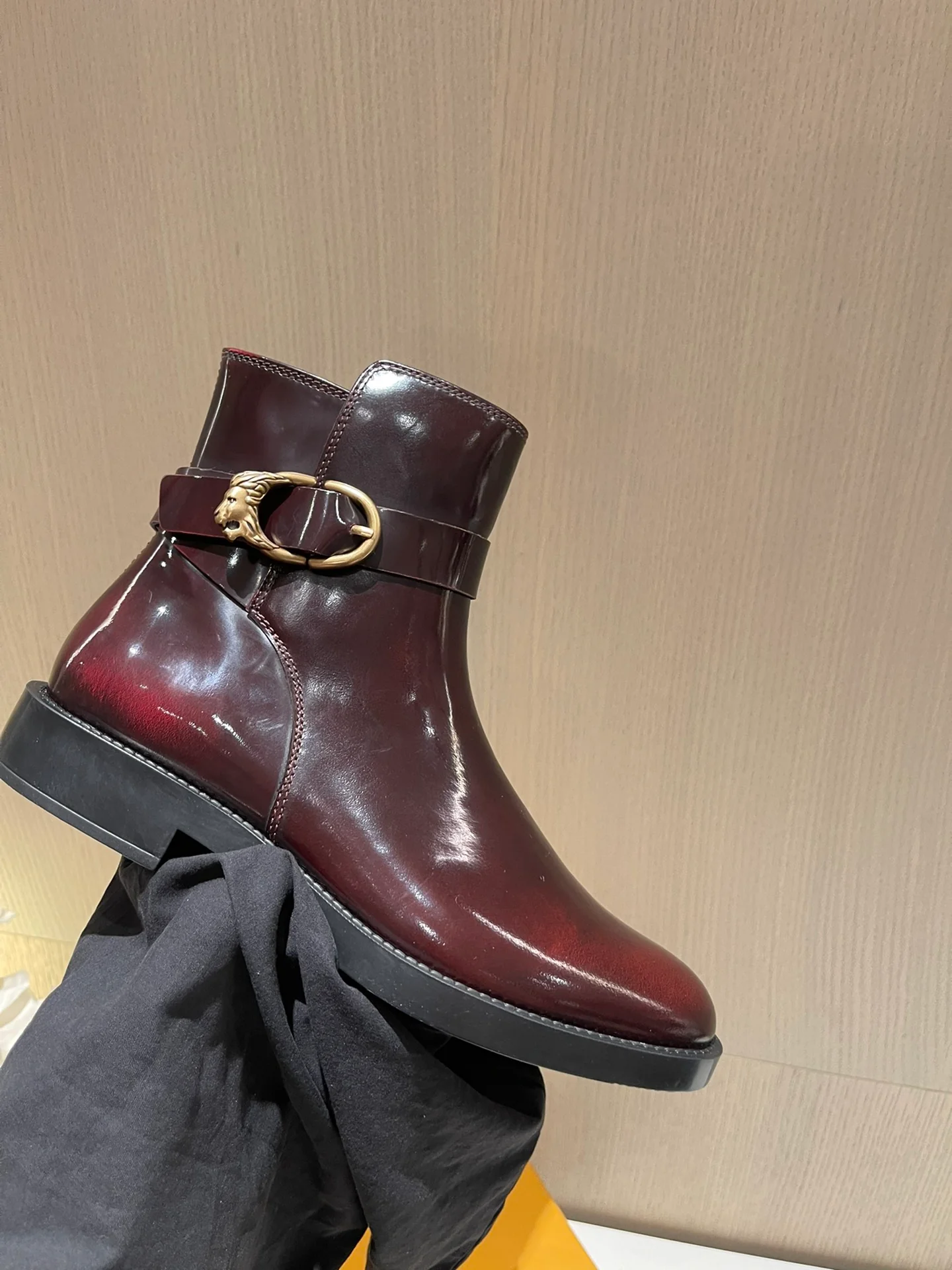 Tods - Новинка сезона осень/зима 2022 - Ботильоны с разрезом и бисером - 1