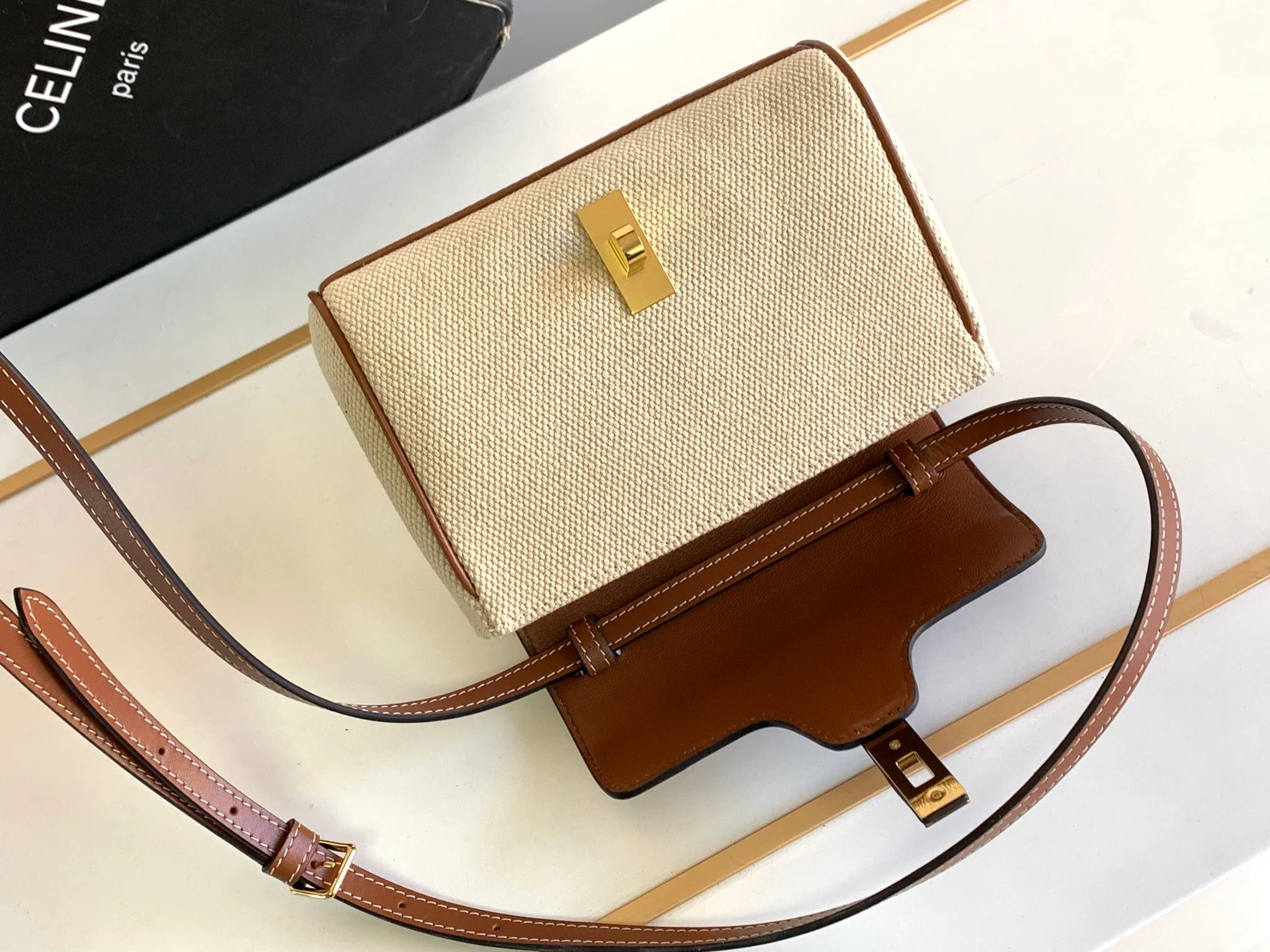 Новинка весны 2023 года от Celine - Мини-сумочка из мягкой канвы (16 см).