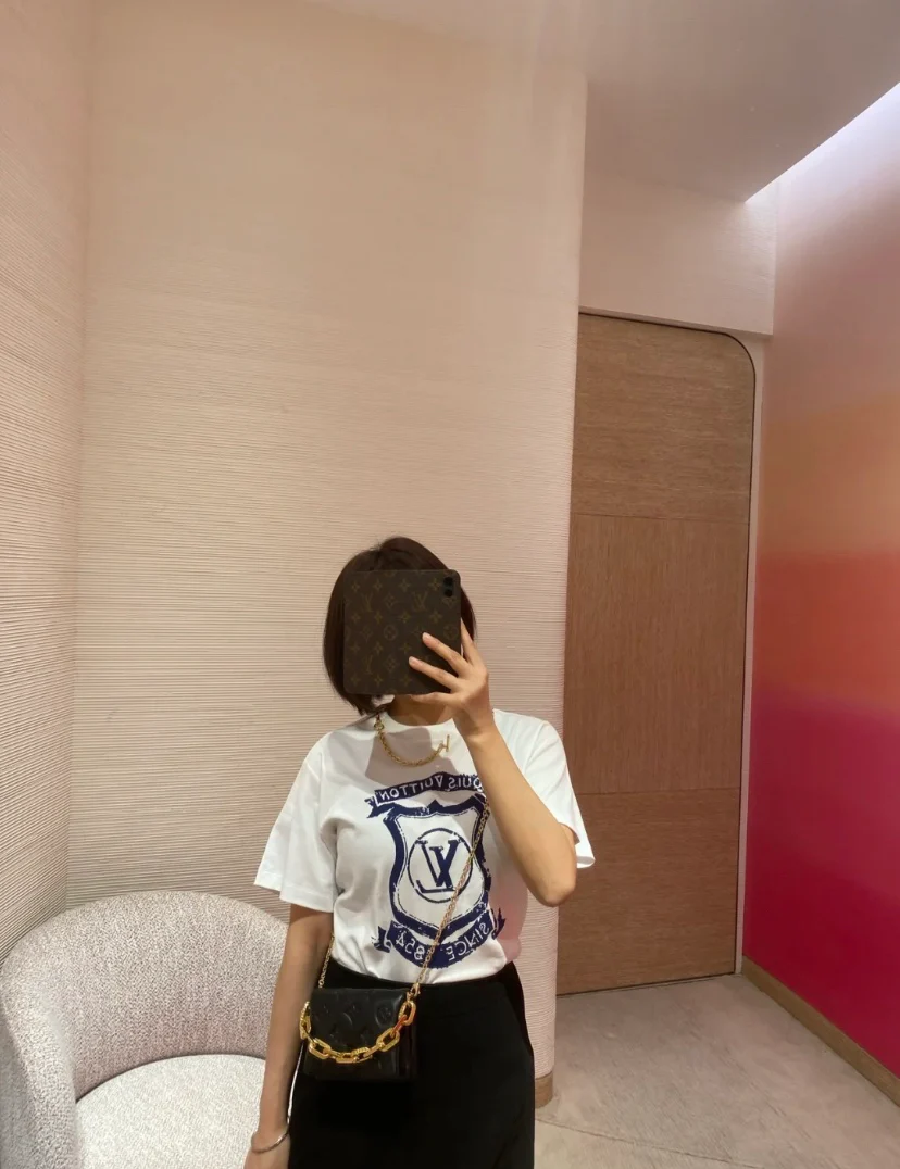 m81125-LV-mini-coussion-black-on-body photo