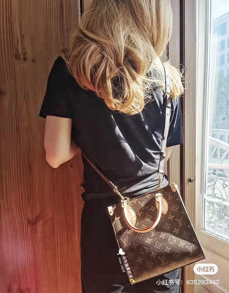 m45847-LV-sac-plat-handbag-on-body photo