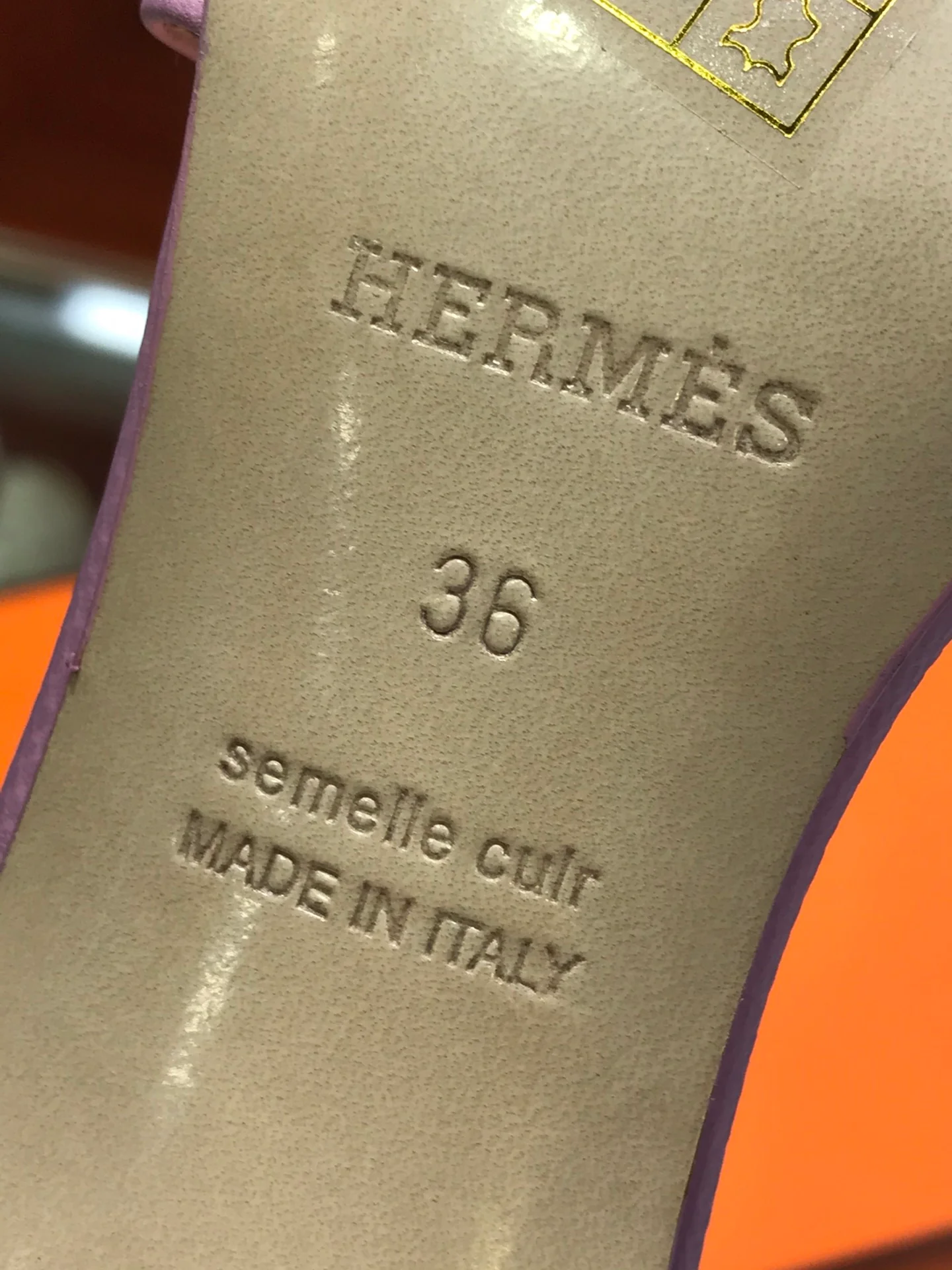 Новинка весны 2022 года от Hermes - Сандалии на плоской подошве средней высоты - 1
