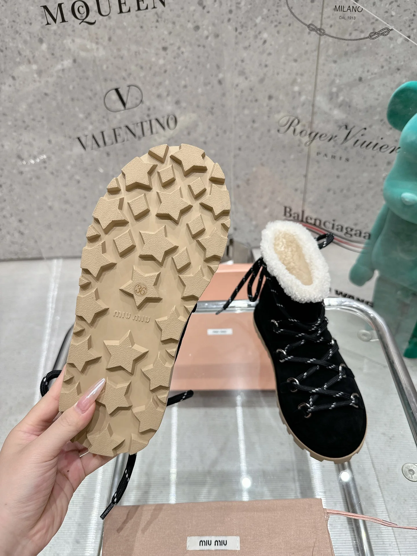 Элегантные сапоги на шнуровке Miu Miu 2024 — черные