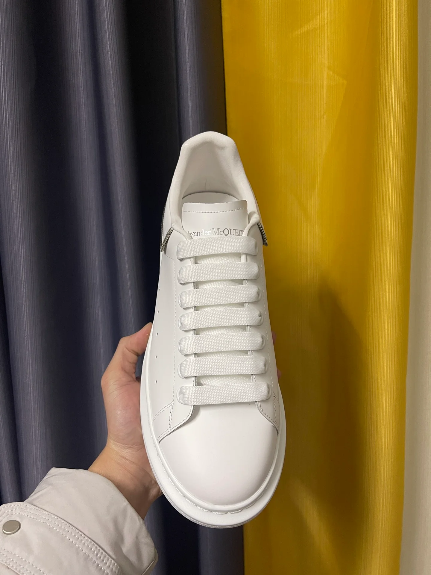 Классические белые кроссовки McQueen - унисекс - полностью из белой кожи с серебряной цепочкой на каблуке