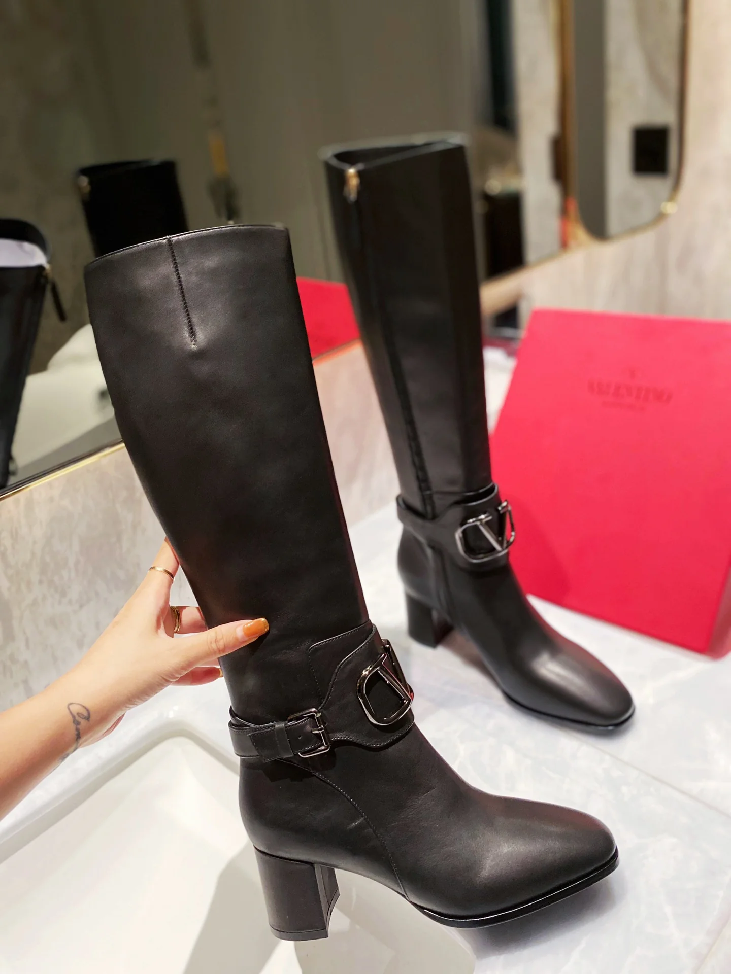 Новинка сезона осень/зима 2022 от Valentino - сапоги из натуральной кожи.