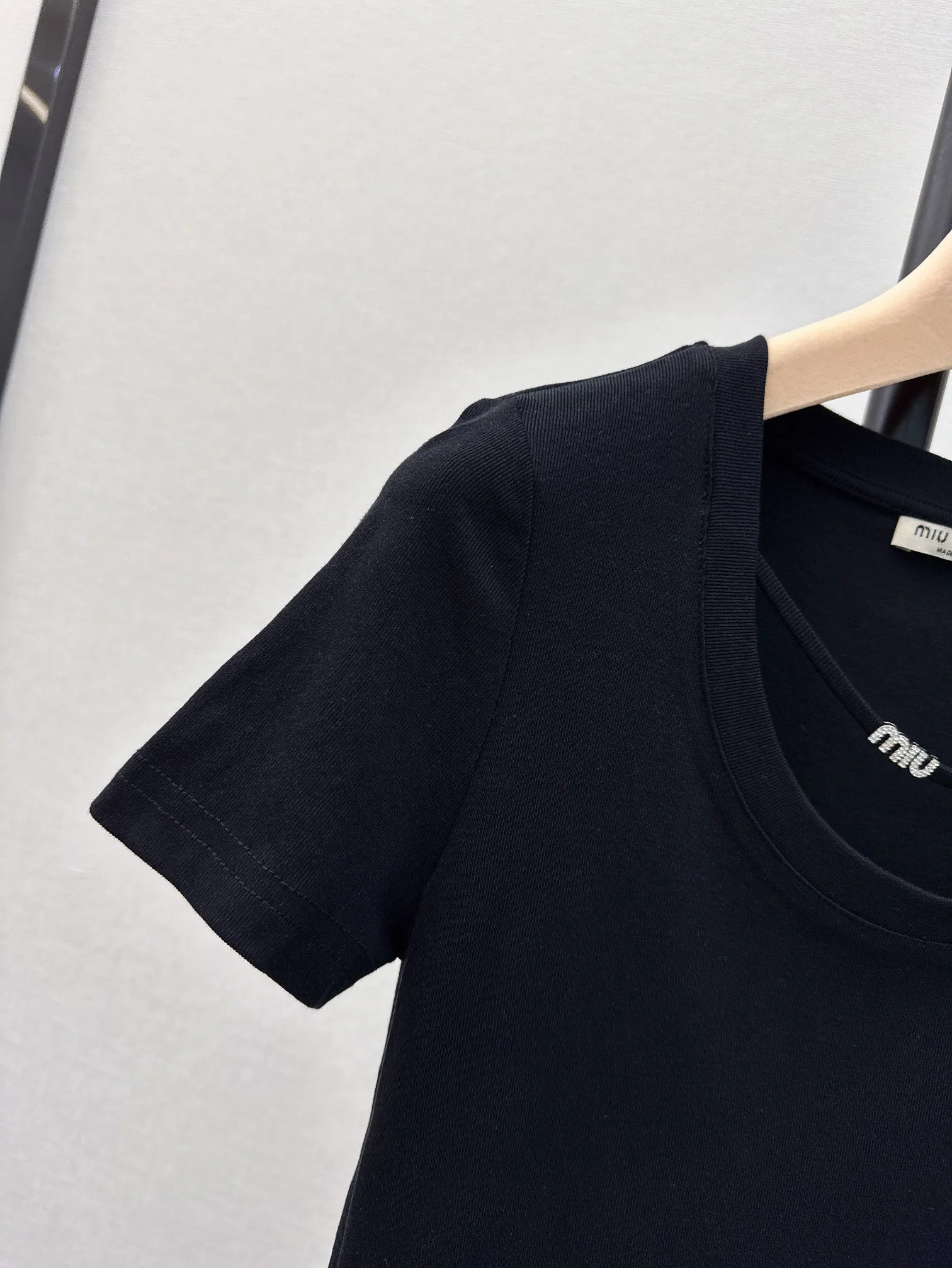 Miu Miu-2404 - Весенне-летняя новинка. Приталенная футболка с U-образным вырезом, черная.