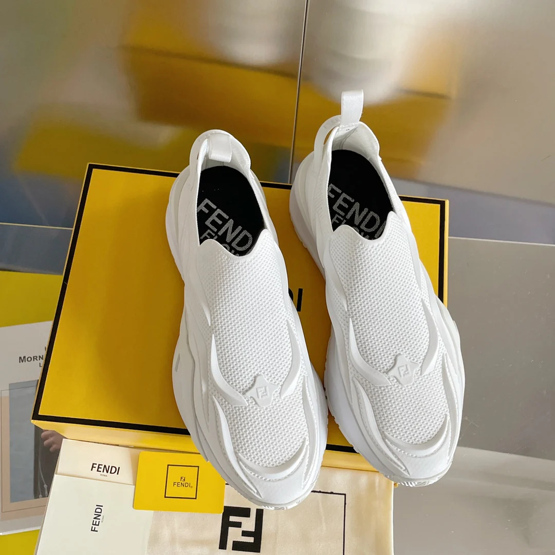 Новинка 2023 года от Fendi - кроссовки Flow Series Flyknit - белые.