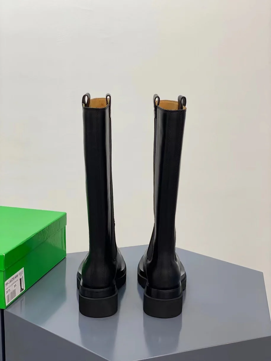 Новинка сезона осень/зима 2022 от BV - высокие сапоги с закругленным носком - модель с боковой застежкой.