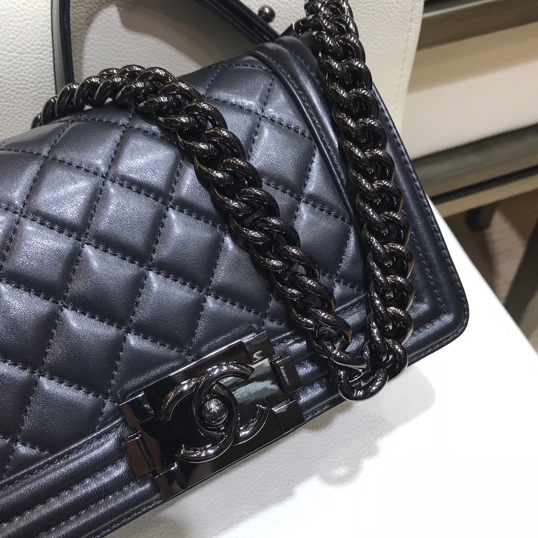 Chanel-boy-20cm-1