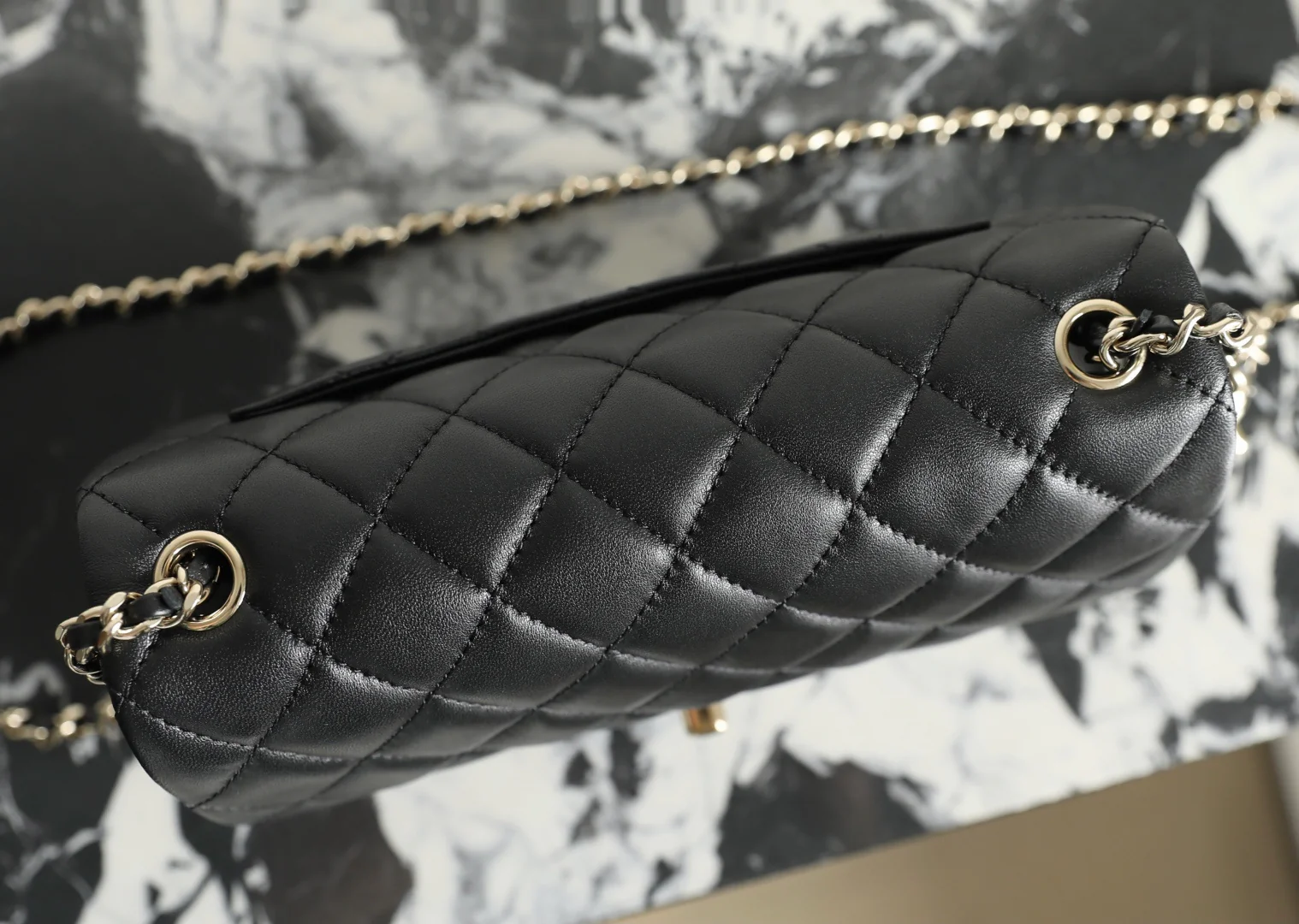 Застежка-пряжка Chanel из 25-каратного золота с регулируемой пряжкой - большая мини-версия - черная с пряжкой из светлого золота.