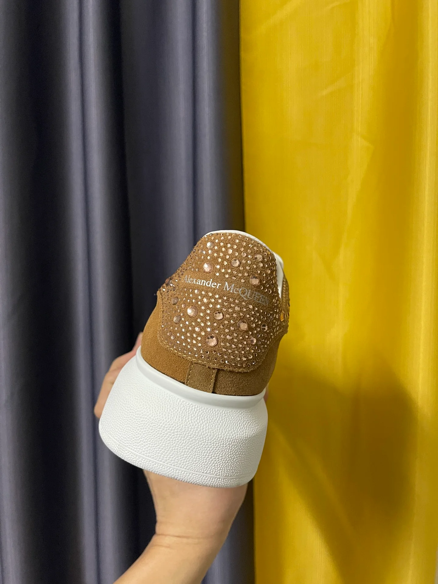 Классические белые кроссовки McQueen - унисекс - коричневая замша - каблук со стразами