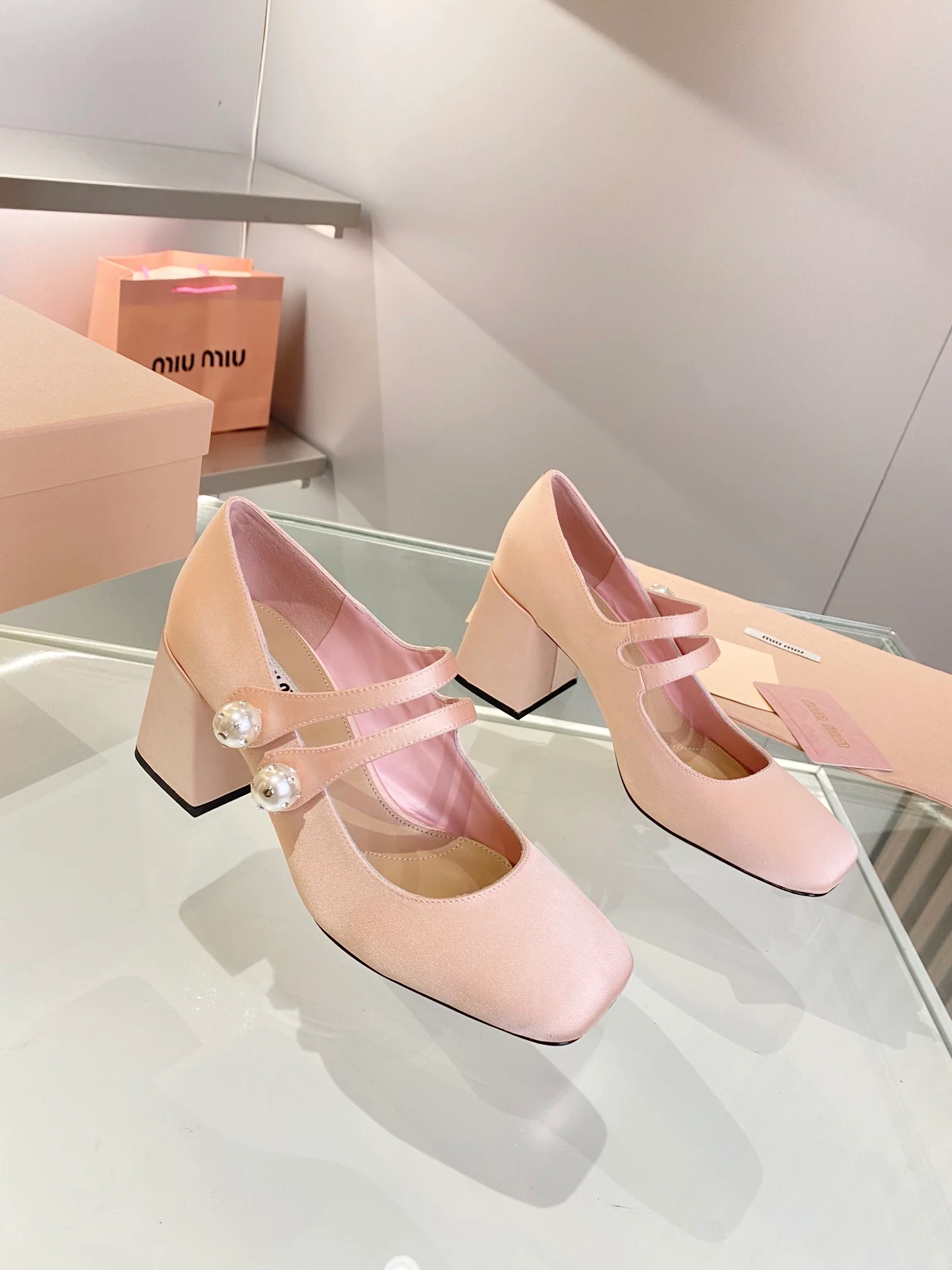 Новинка весны 2022 года от Miu Miu - Туфли на массивном каблуке - Розовые