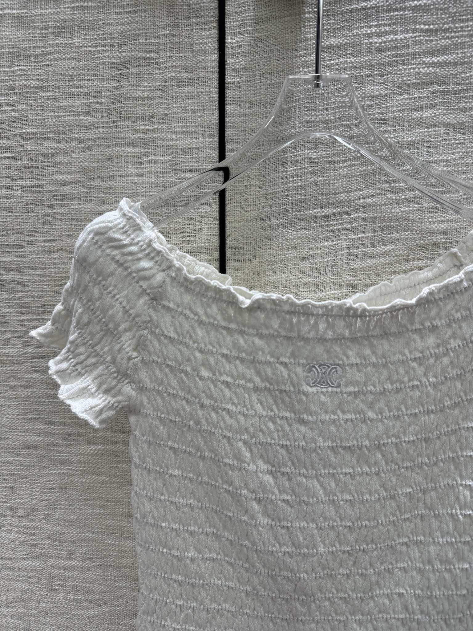 Celine 2403 - Трикотажное платье с коротким рукавом и плиссировкой, открытыми плечами - Белое