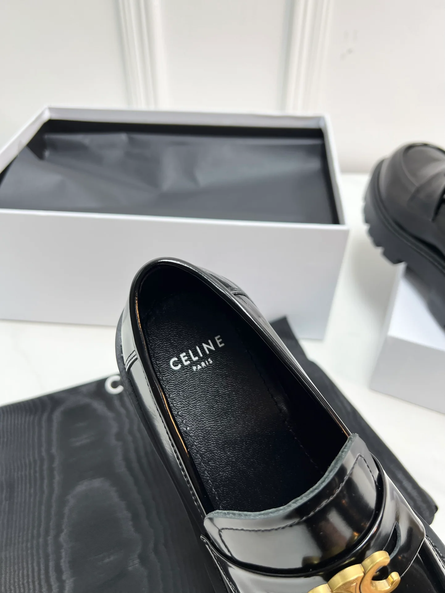 Новинка сезона весна/лето 2023 от Celine - Ретро-лоферы - Черные