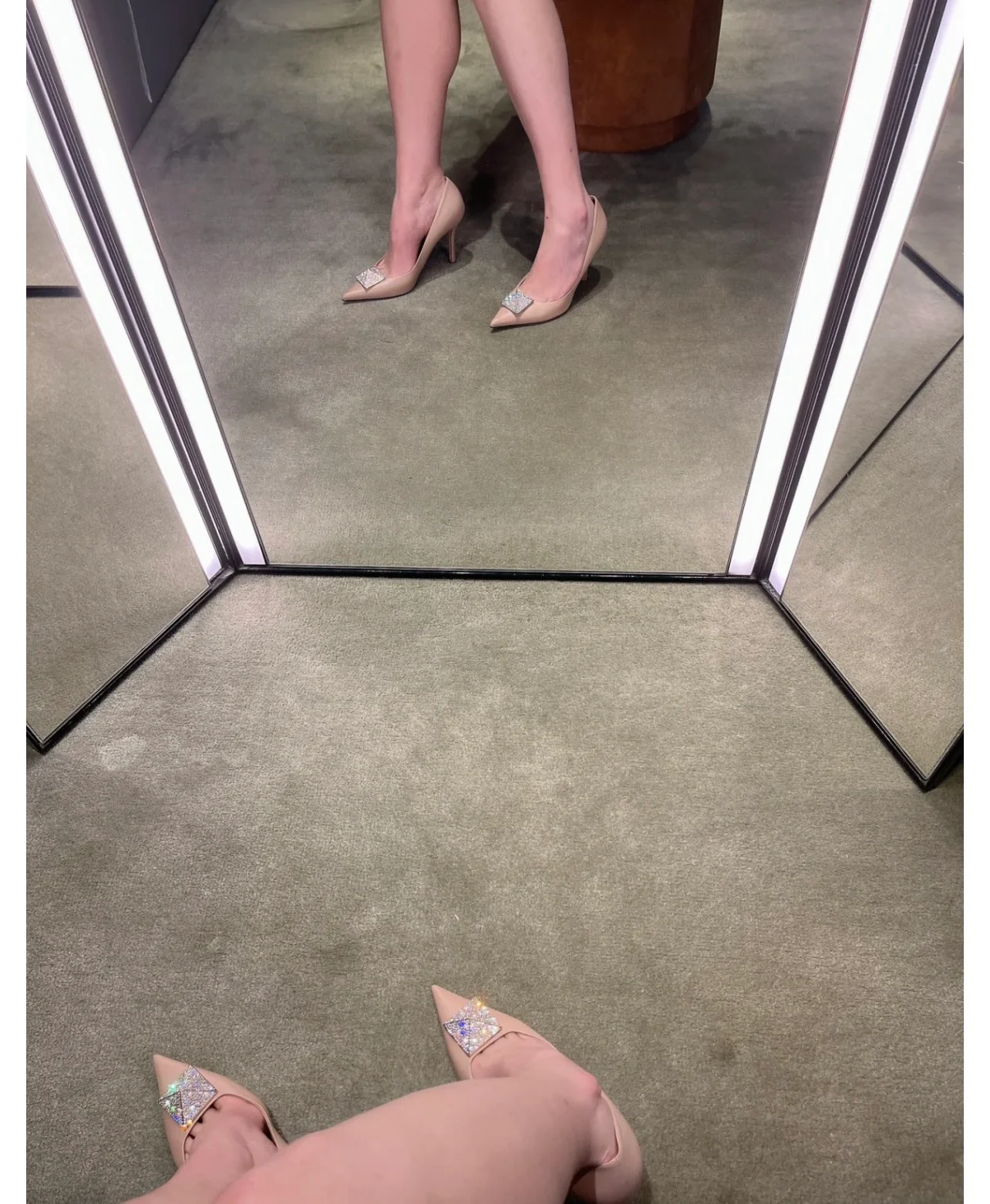 Новинка сезона ?Начало осени? от Valentino 2022 — туфли на среднем каблуке с заклепками — фотографии вживую.