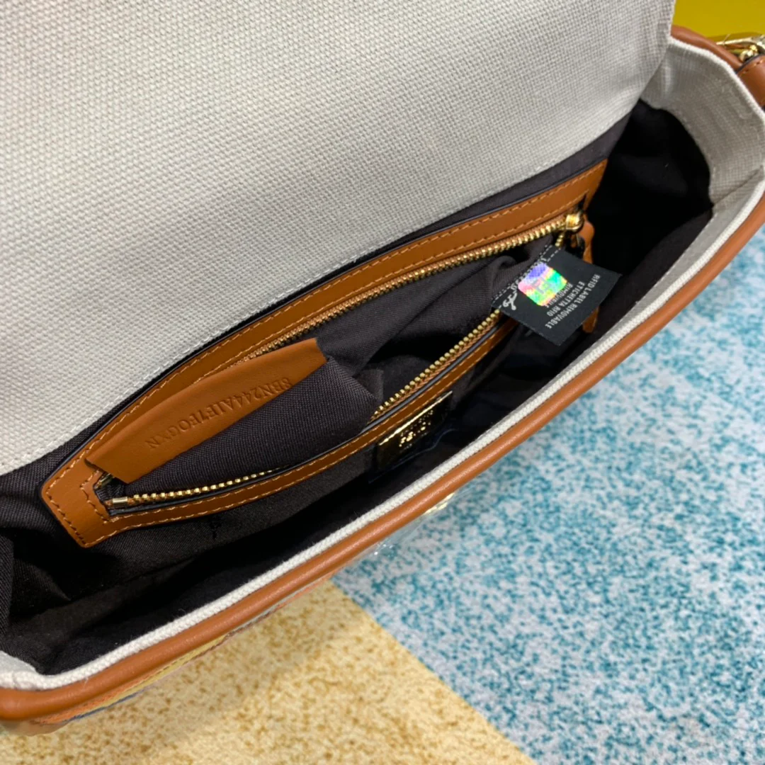 Сумка Fendi Baguette Medium из радужной канвасной ткани