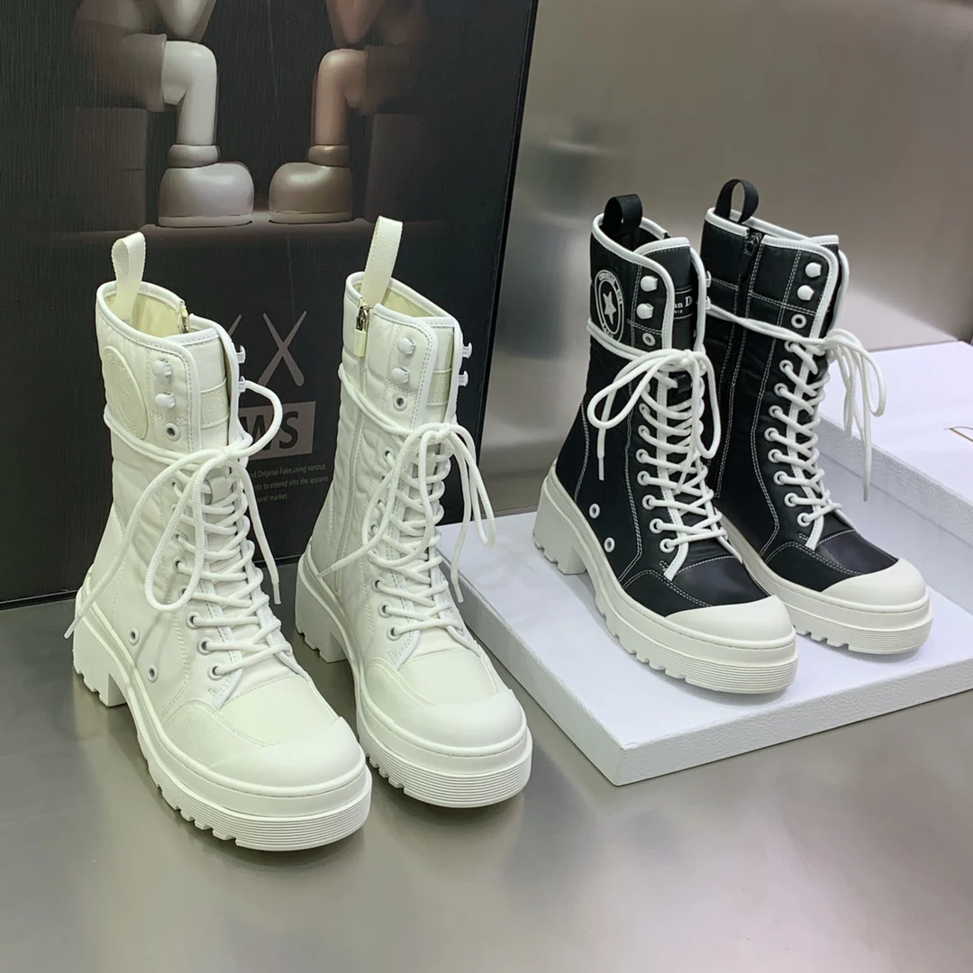 Dior - Ботинки-мартины на среднем каблуке с закругленным носком и боковой молнией - Белые