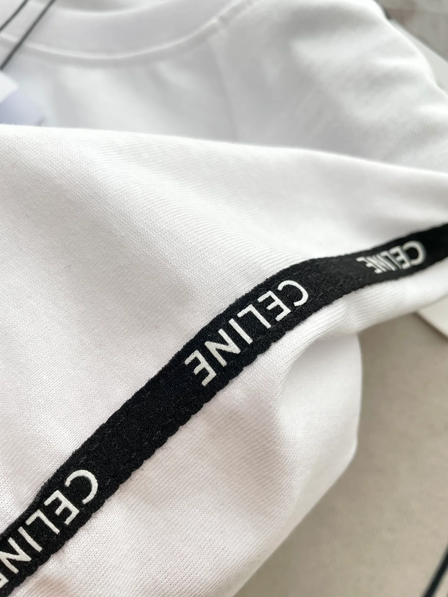 Celine-2404 - Комплект из футболки с коротким рукавом свободного кроя и узором 