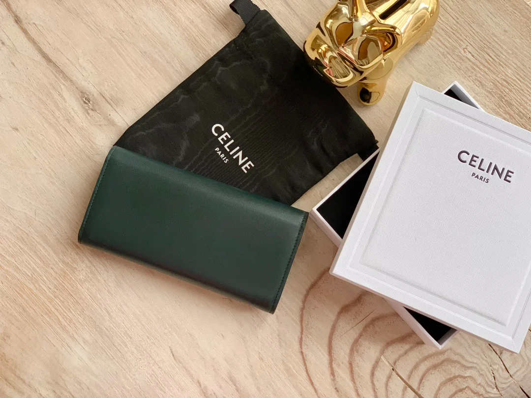 Celine TRIOMPHE 大号亮泽光滑羊皮革翻盖长夹