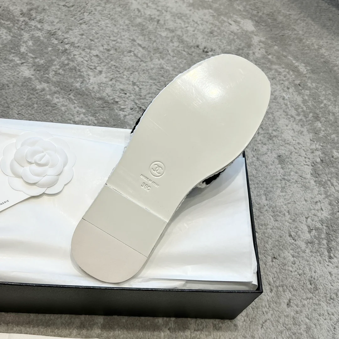 Новинка сезона весна/лето 2023 от Chanel - Плетеные тапочки с камелиями - Белые