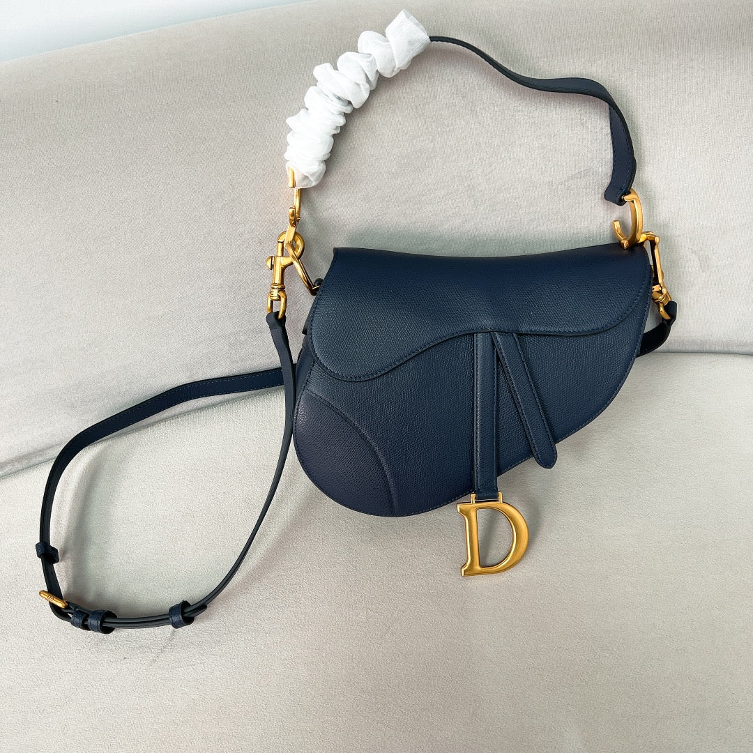 Сумка Dior Saddle Bag, большая, темно-синяя с золотой пряжкой.