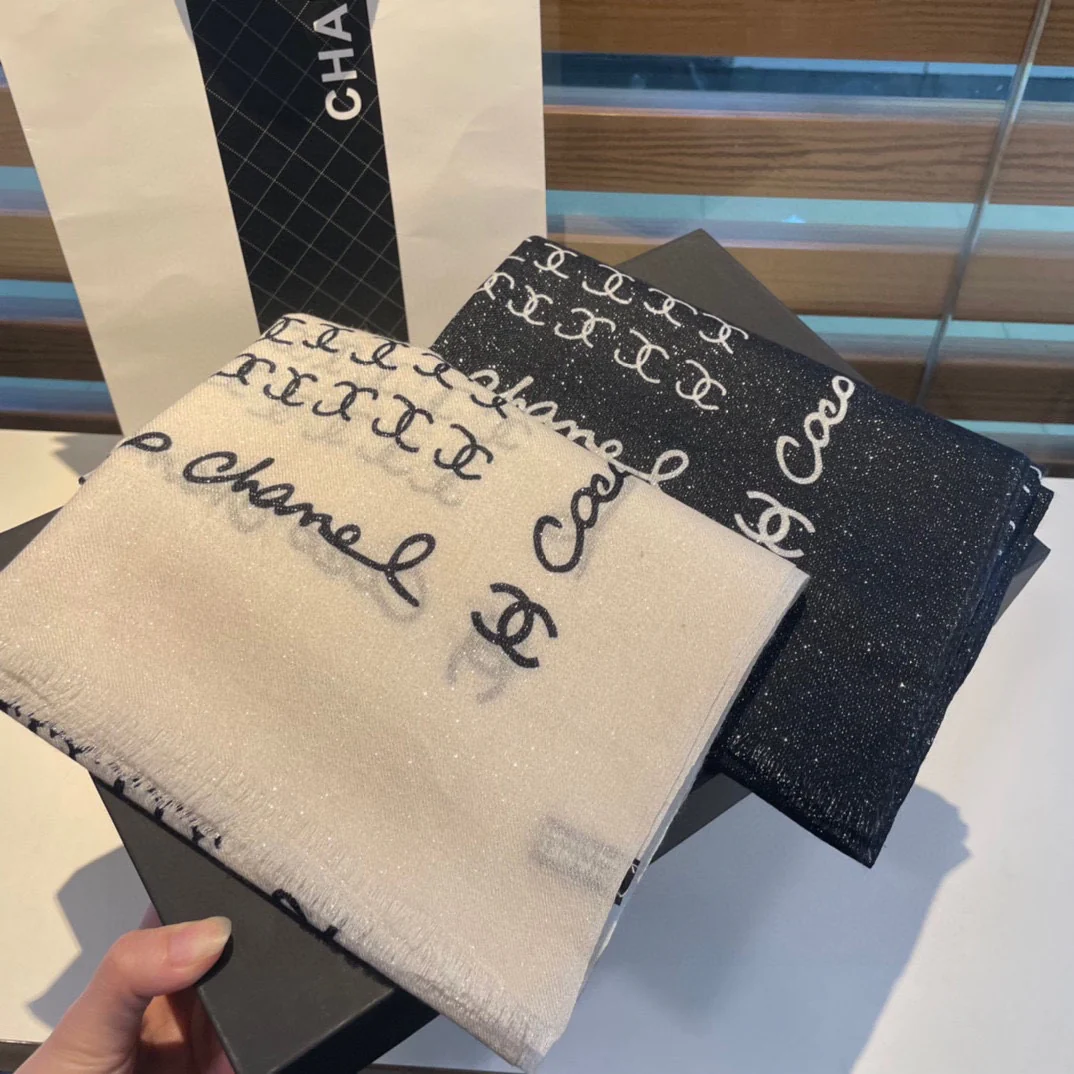 Chanel - Маленький шарф с двойной буквой С - 300 нитей, с бархатной вставкой в ??виде колец