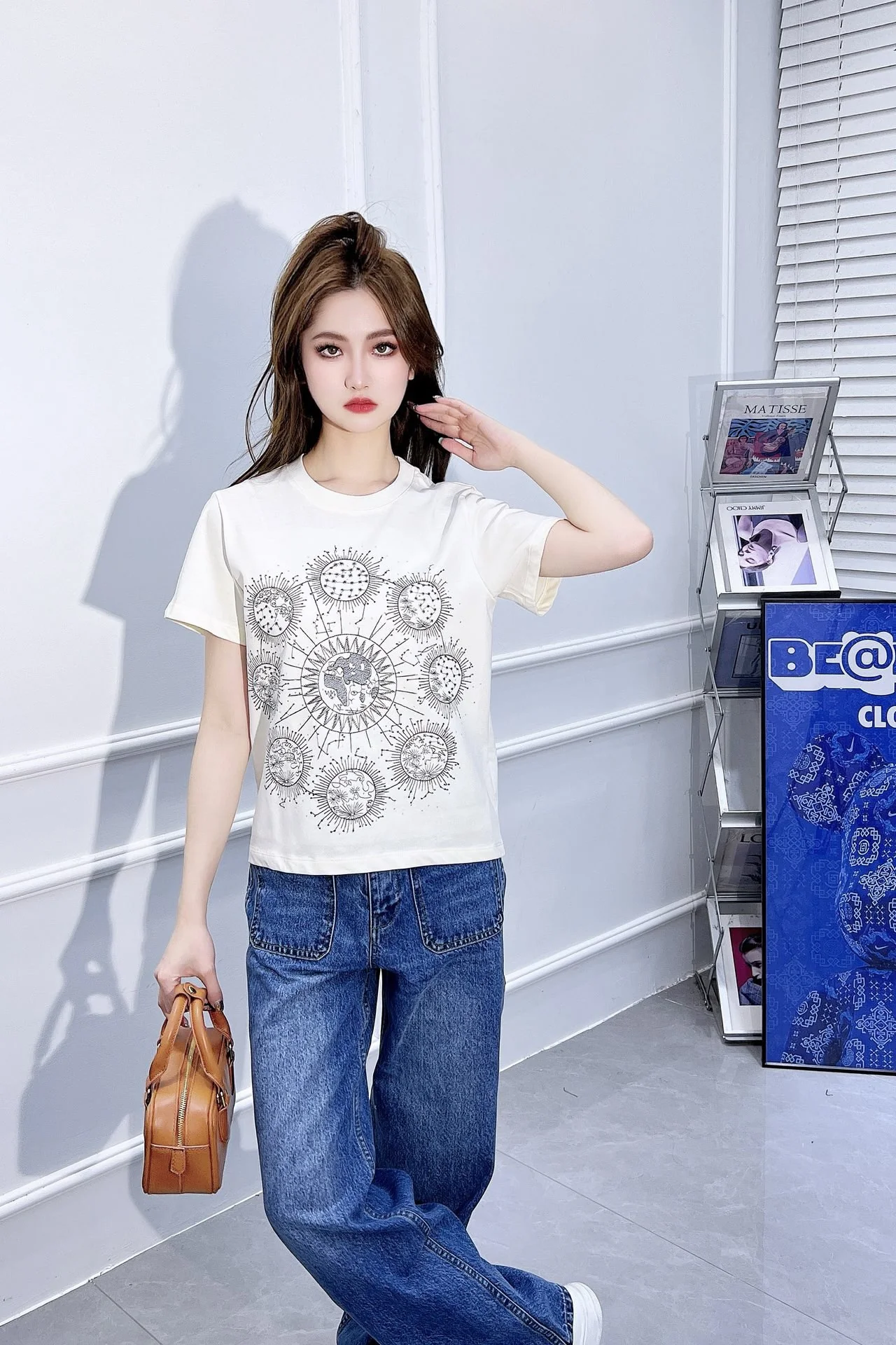 Dior 2403-24 Ранняя весна. Новая футболка в стиле высокой моды с цветовыми блоками и вышивкой - белая.