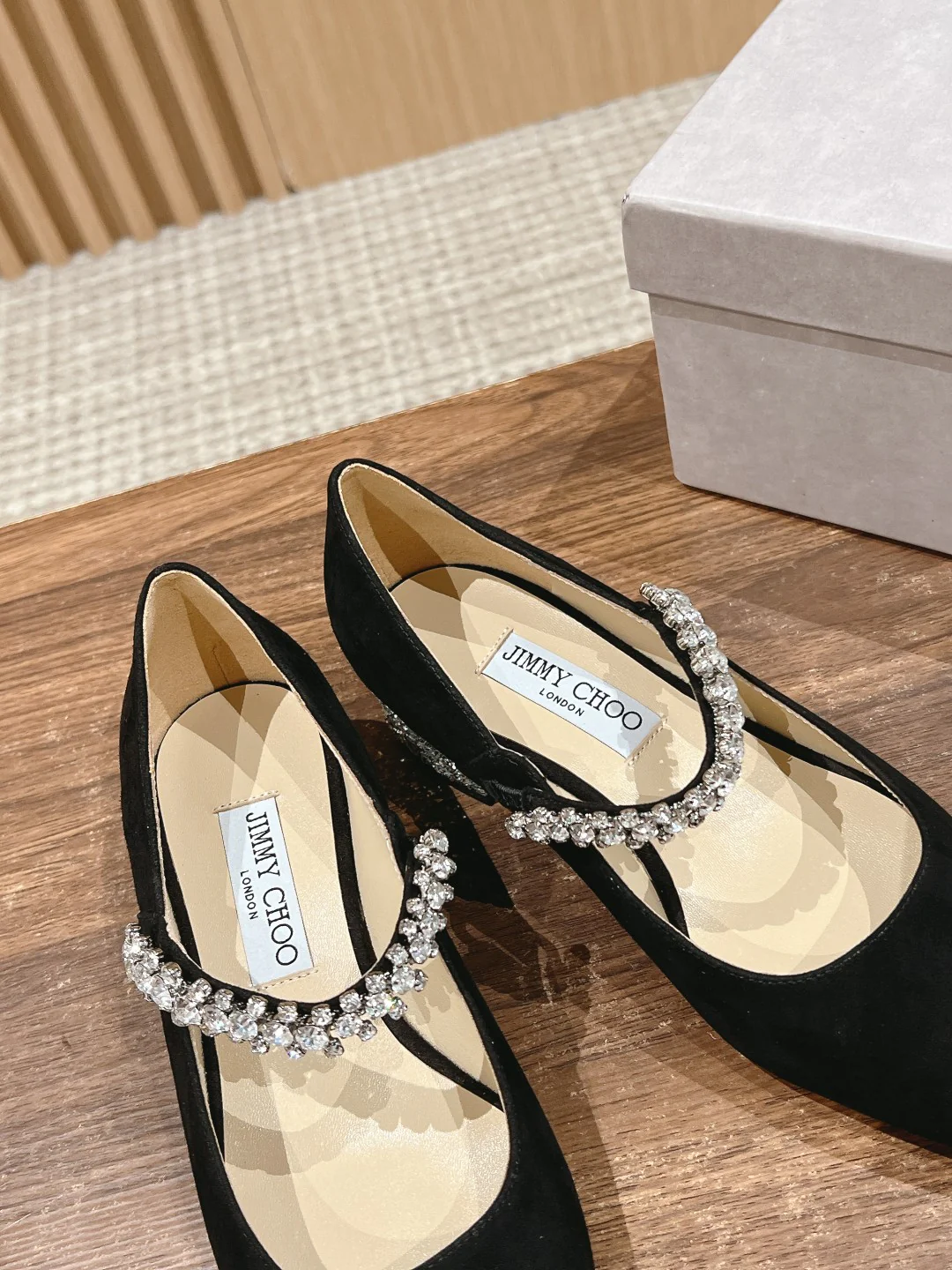 Туфли ?Мэри Джейн? от Jimmy с ремешком, украшенным стразами — черные.