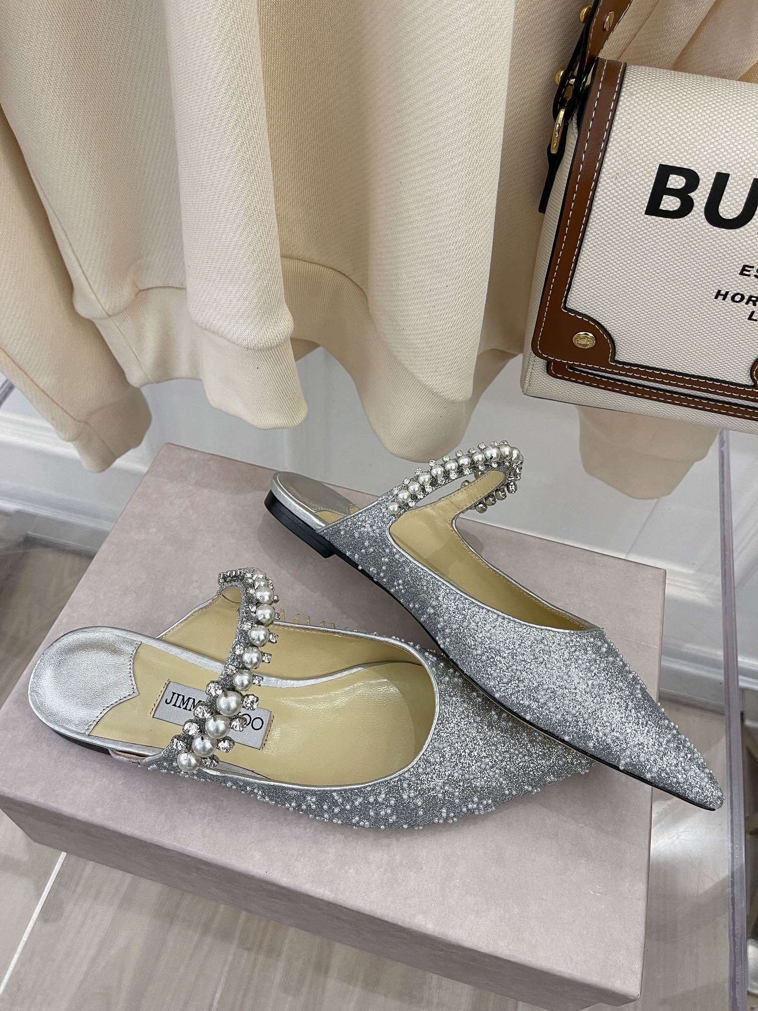 Сандалии на низком каблуке с цепочкой и жемчужной отделкой от Jimmy Pearl - 1