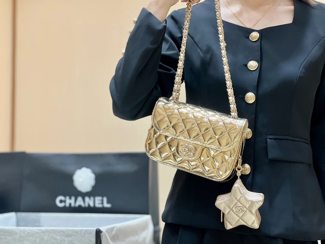 Весенняя коллекция Chanel 24c - Золотой кошелек для монет со звездным узором