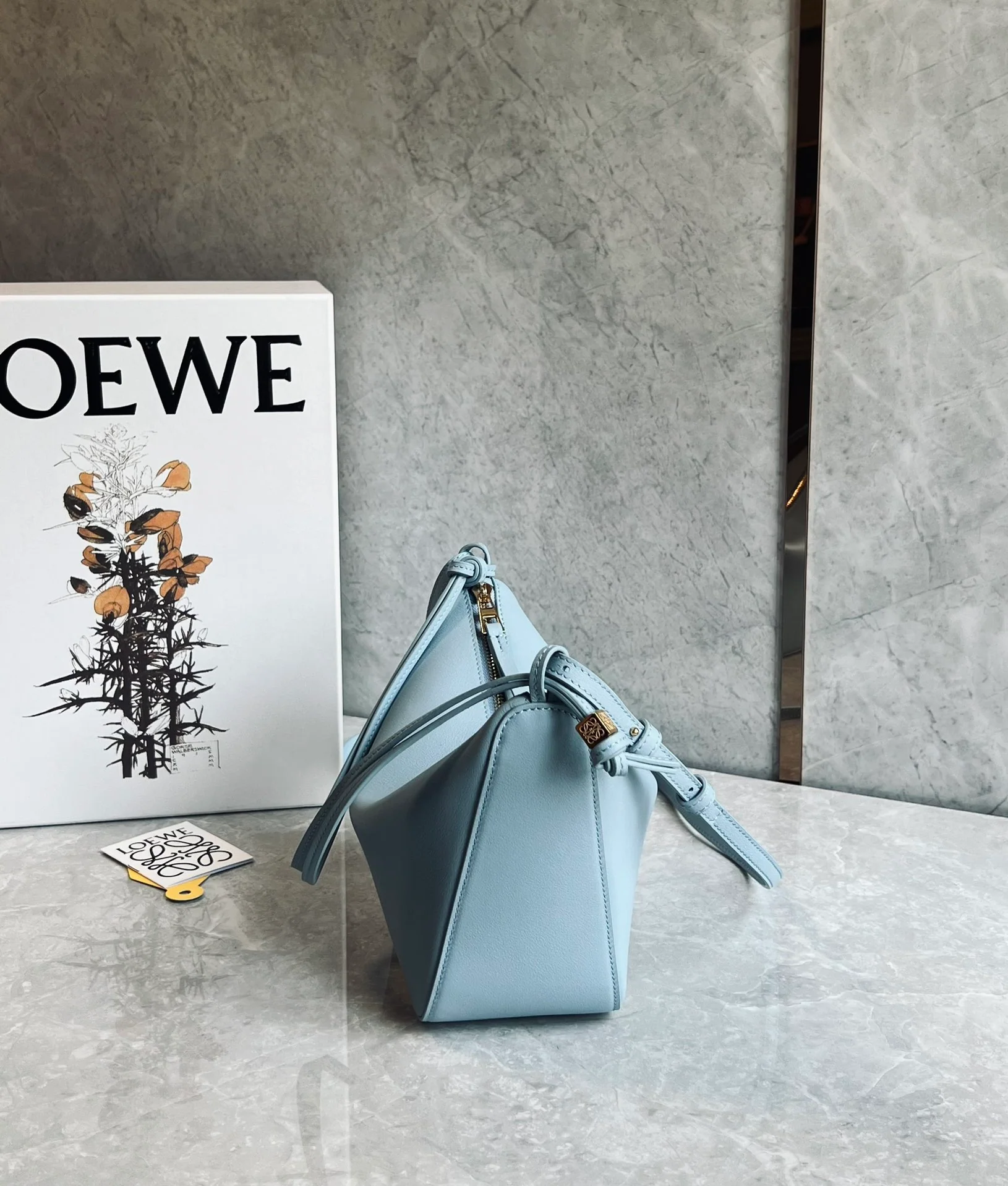 Сумка-хобо Loewe Hammock, светло-голубая.