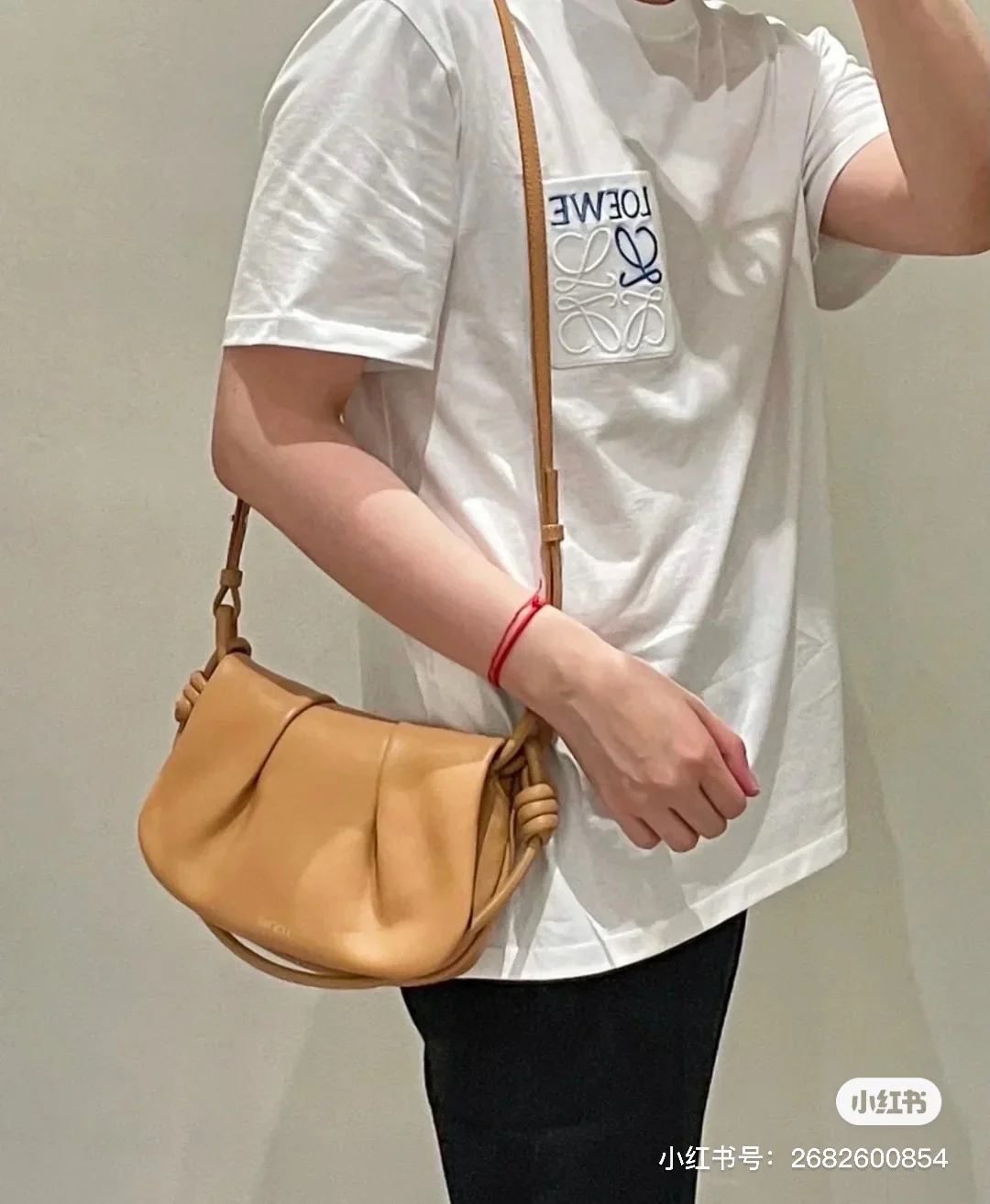 Сумка через плечо Loewe Paseo — карамельного цвета.