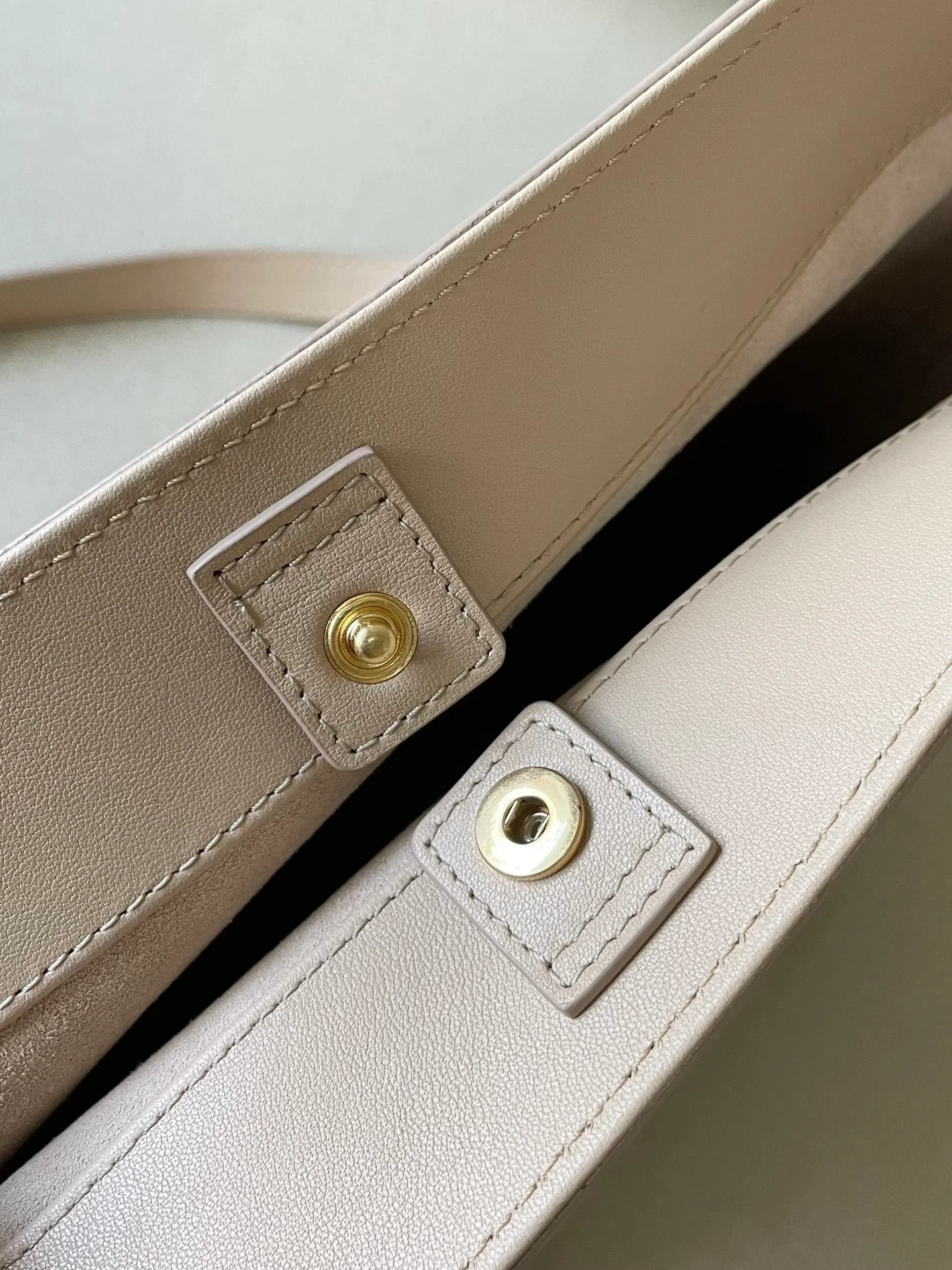 Маленькая белая кожаная сумка-ведро Celine Cuir Triomphe