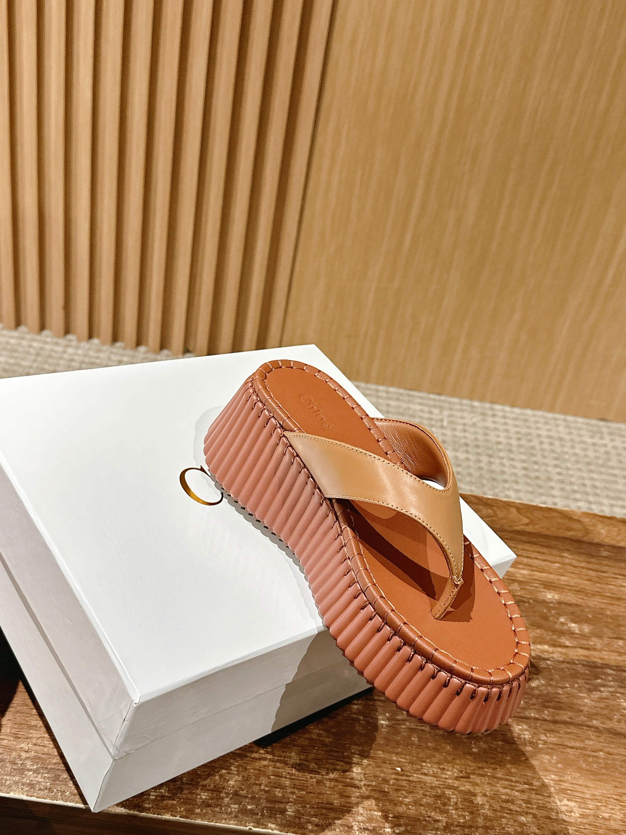 Шлёпанцы на платформе Chloe - коричневые