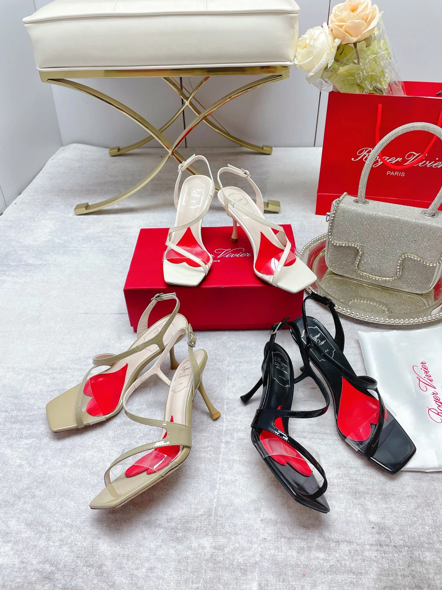 Обувь RV Shoes - Новинка ранней весны 2023 года - Сандалии в форме сердца на шпильках