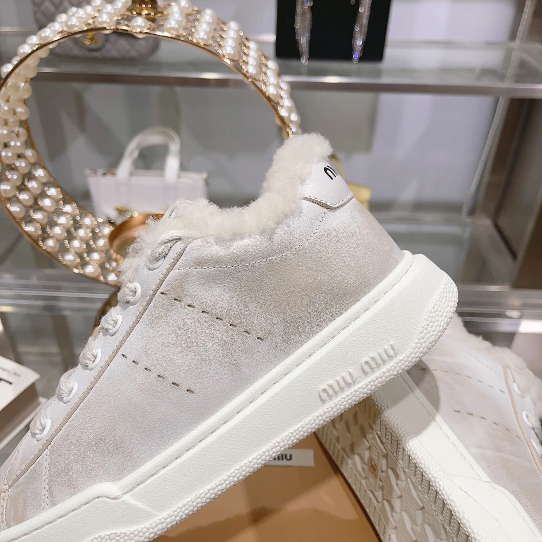 Новинка осенне-зимней коллекции Miu Miu 2023 — Белые кроссовки на флисовой подкладке — Повседневная обувь — Бежевый/Серый