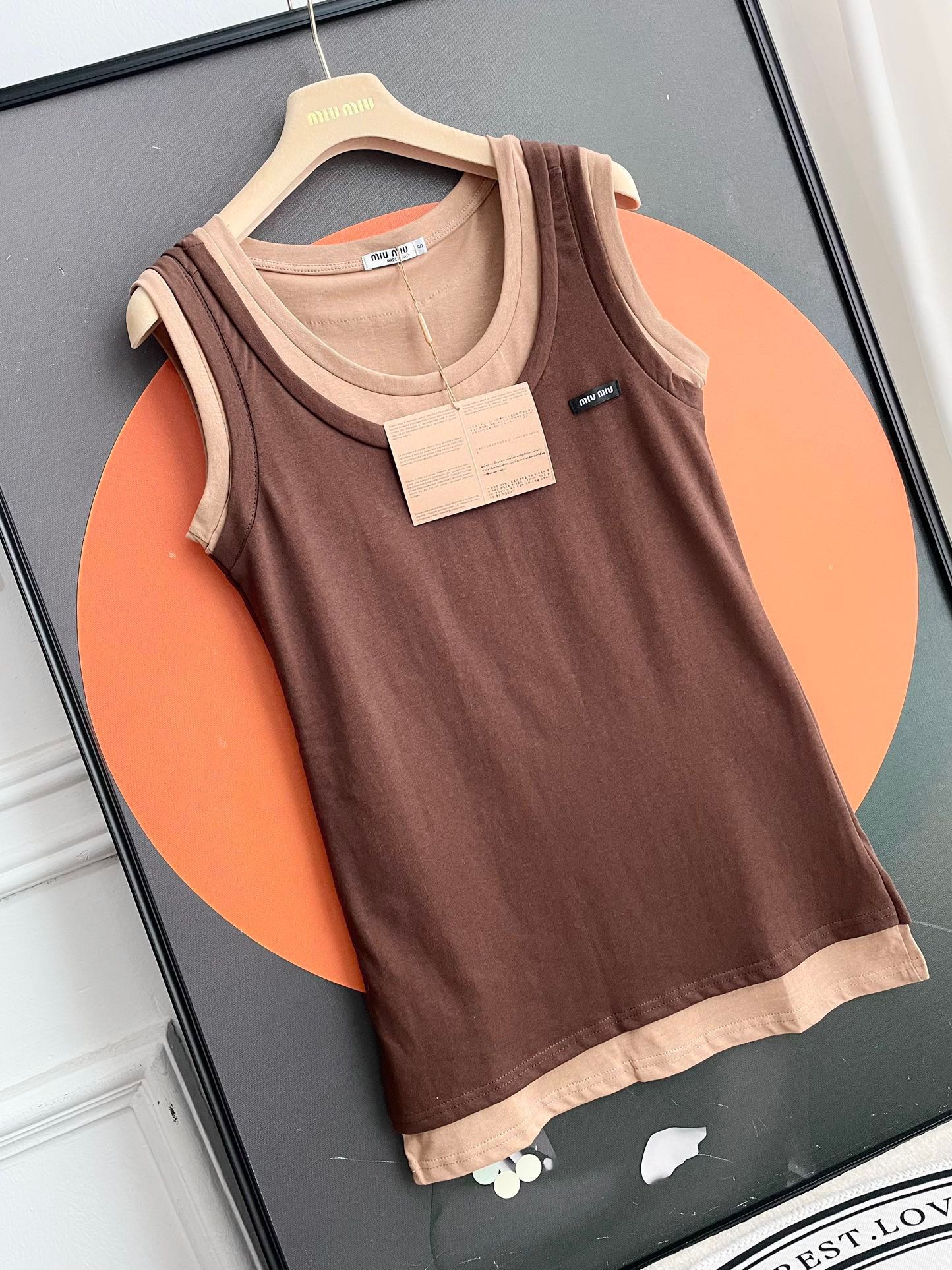 Новинка сезона весна/лето 2024 от Miu Miu: многослойный, культовый универсальный жилет — коричневый.