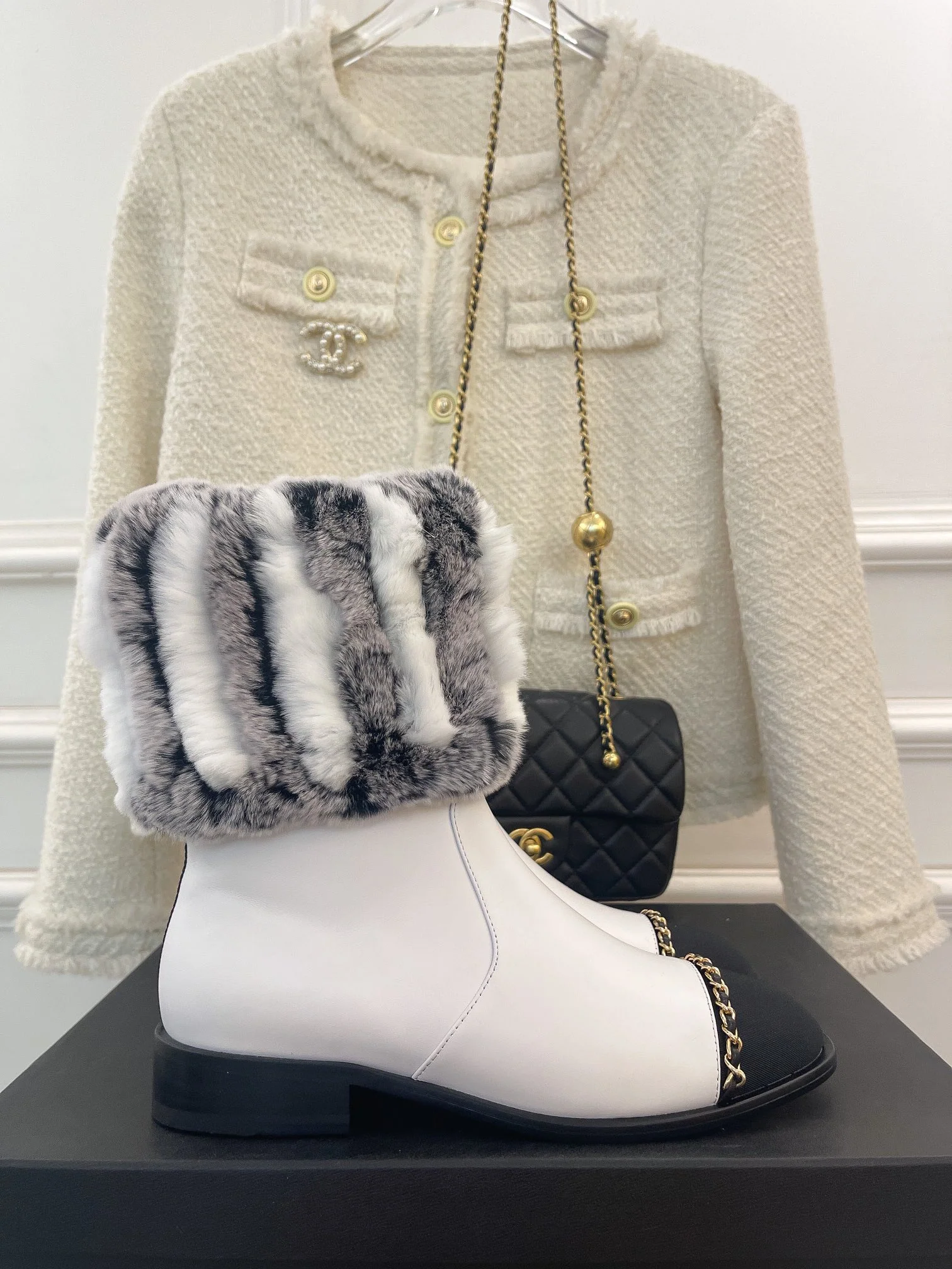 Новинка весны 2022 года от Chanel - меховые ботильоны - белые.