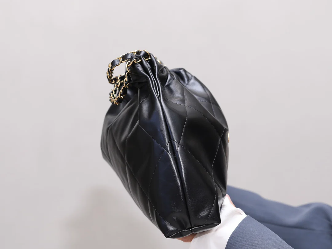 Сумка Chanel No. 22 — горизонтальный дизайн — черно-золотая