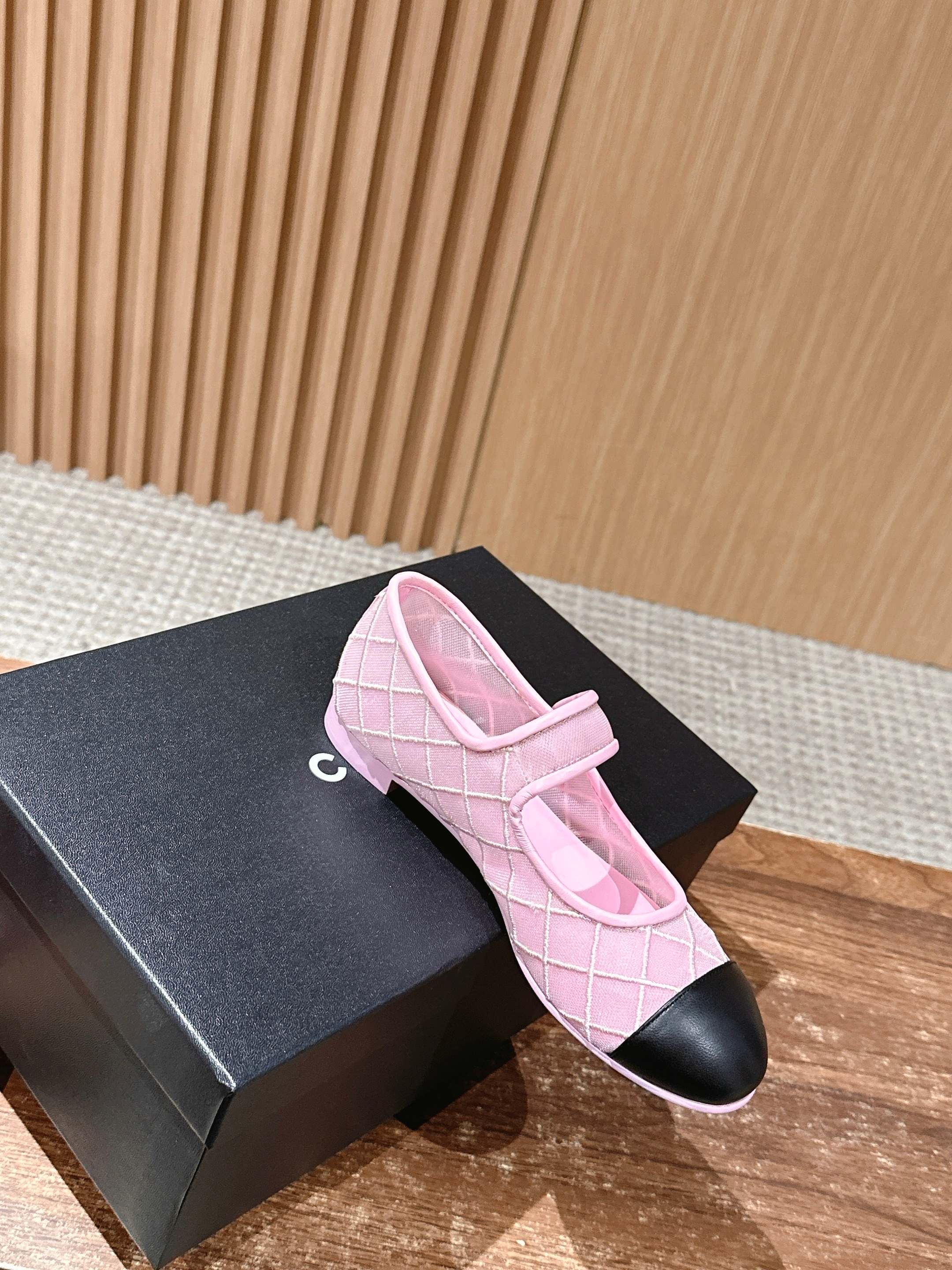 Новинка сезона весна/лето 2025 от Chanel - сетчатые туфли Мэри Джейн - розовые